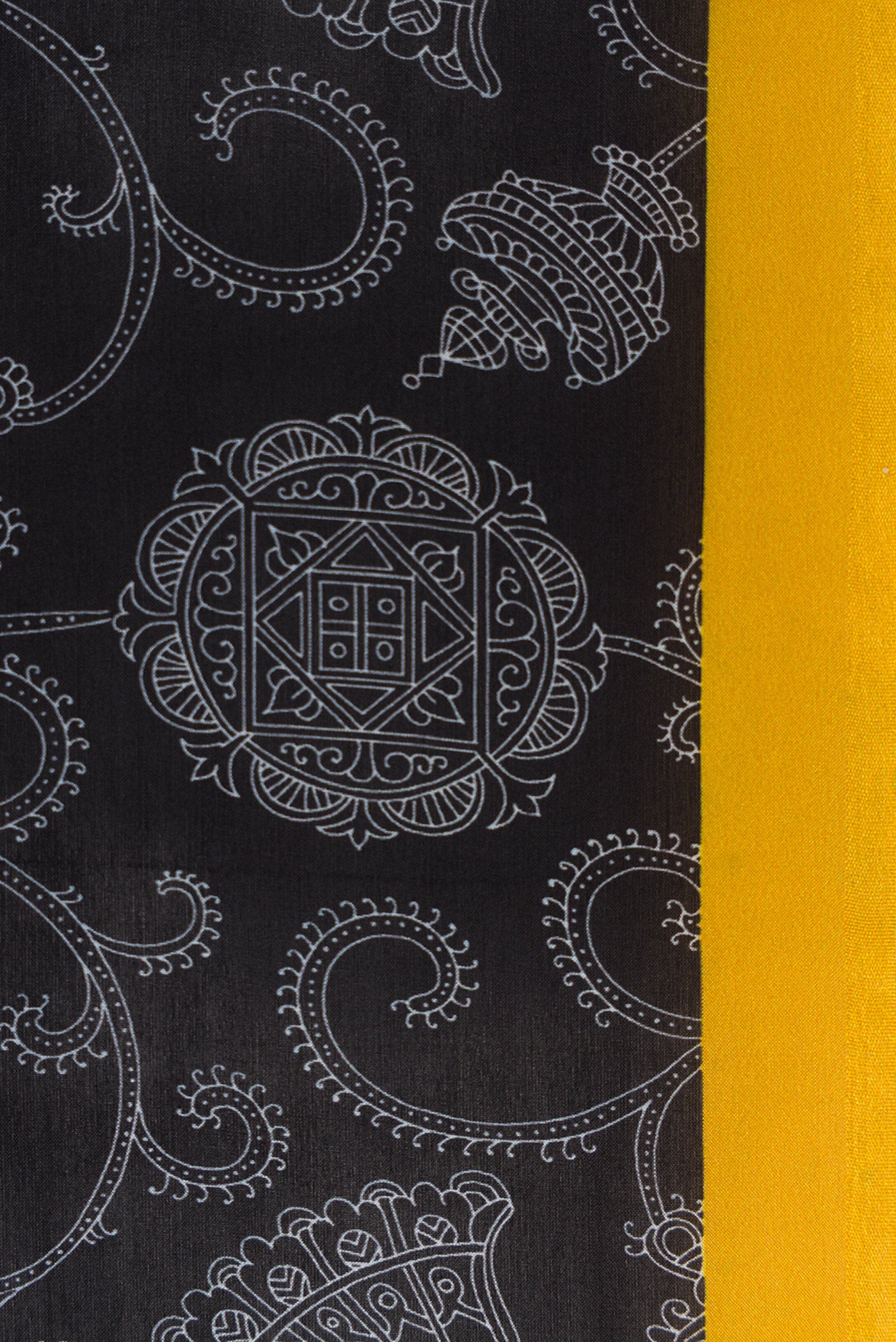 Border image of Black Dual Tone Printed Silk Saree with Printed design on the body and Plain Border. 