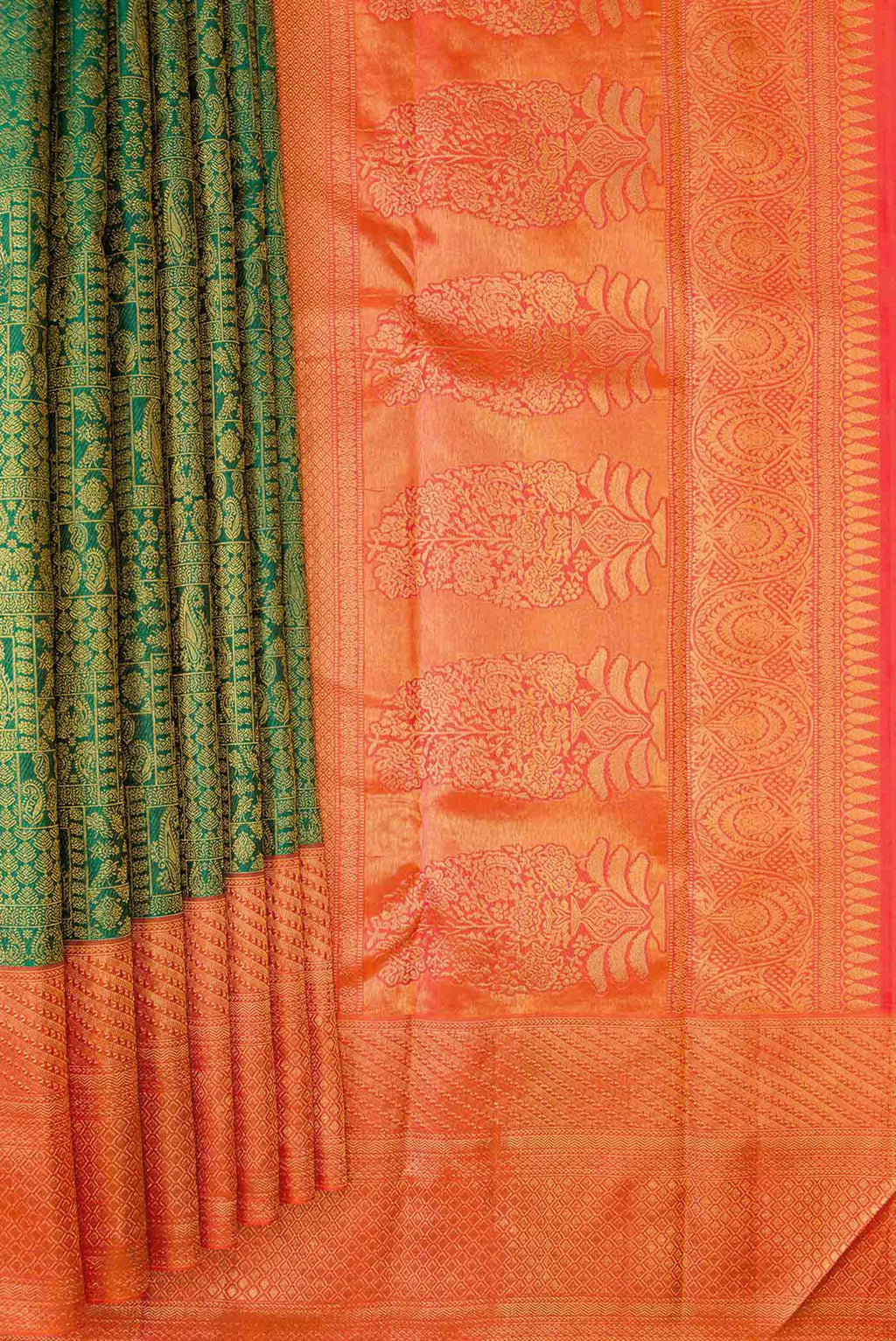 Pleats and pallu of Green Dual Tone Kanchipuram Silk Saree with Zari Brocade on the body and Zari Border. 