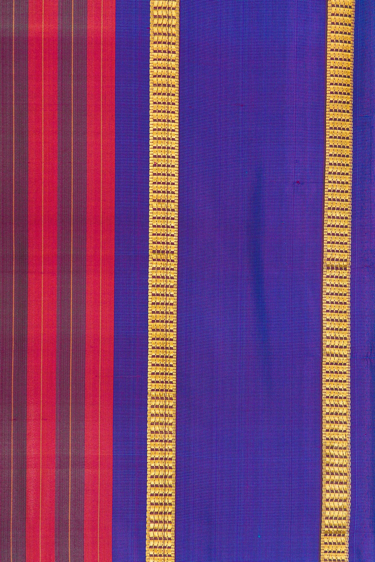 Border image of Pure Silk Pure Zari Purple Dual Tone Kanchipuram Nine Yards Saree with Stripes on the body and Zari Border. 