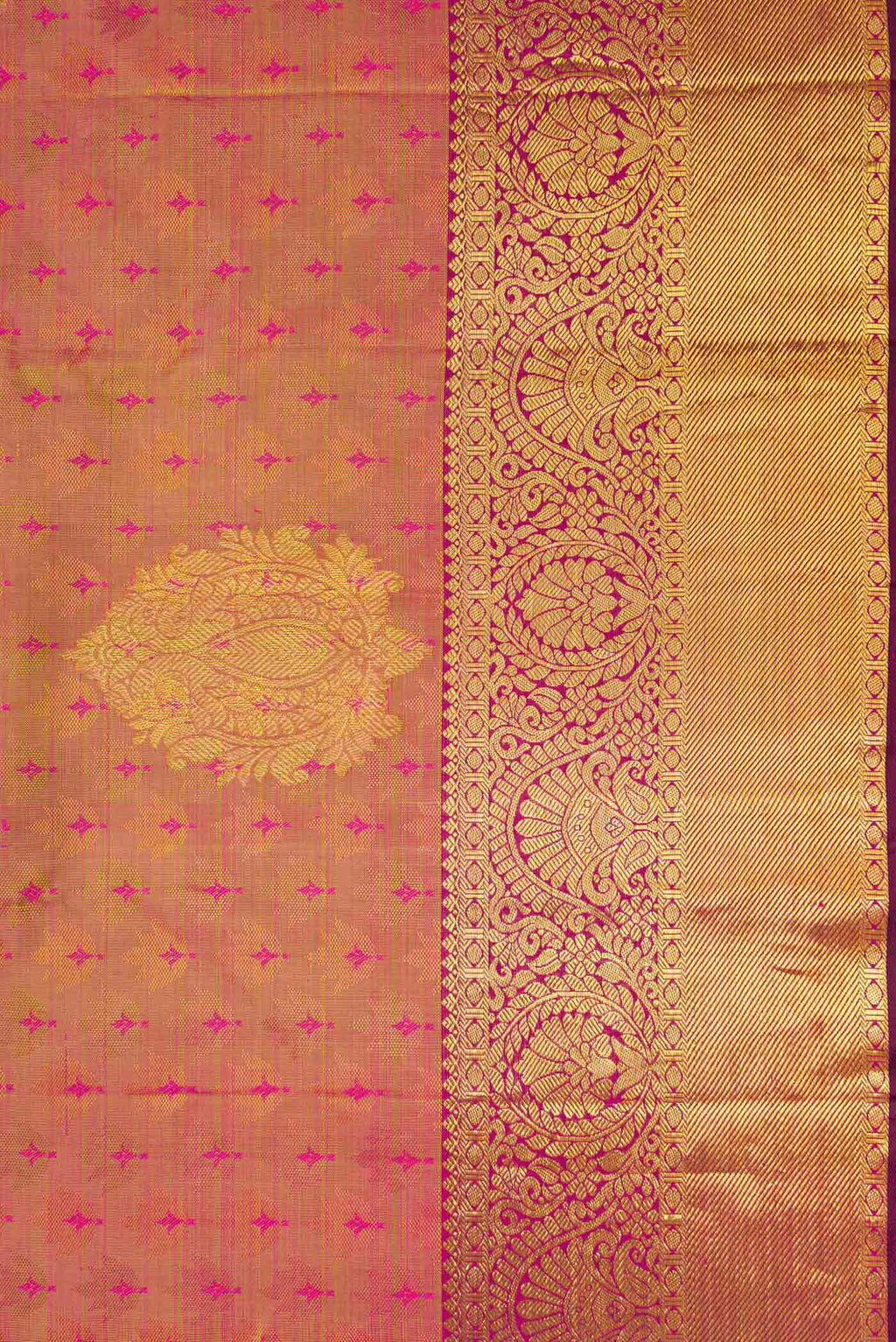 Border image of Mehandi Green Dual Tone Kanchipuram Silk Saree with Jacquard design on the body and Zari Border. 