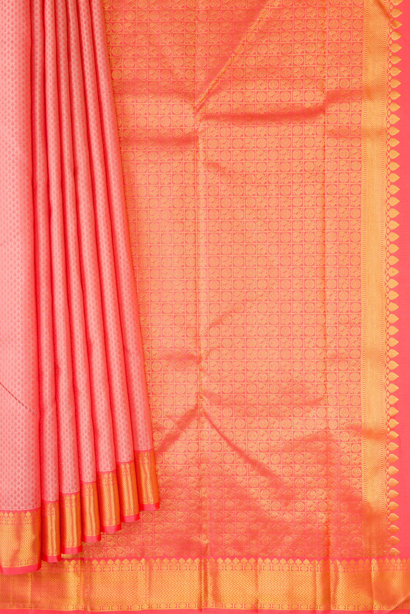 Pleats and pallu of Peach Dual Tone Kanchipuram Silk Saree with Jacquard design on the body and Zari Border. 