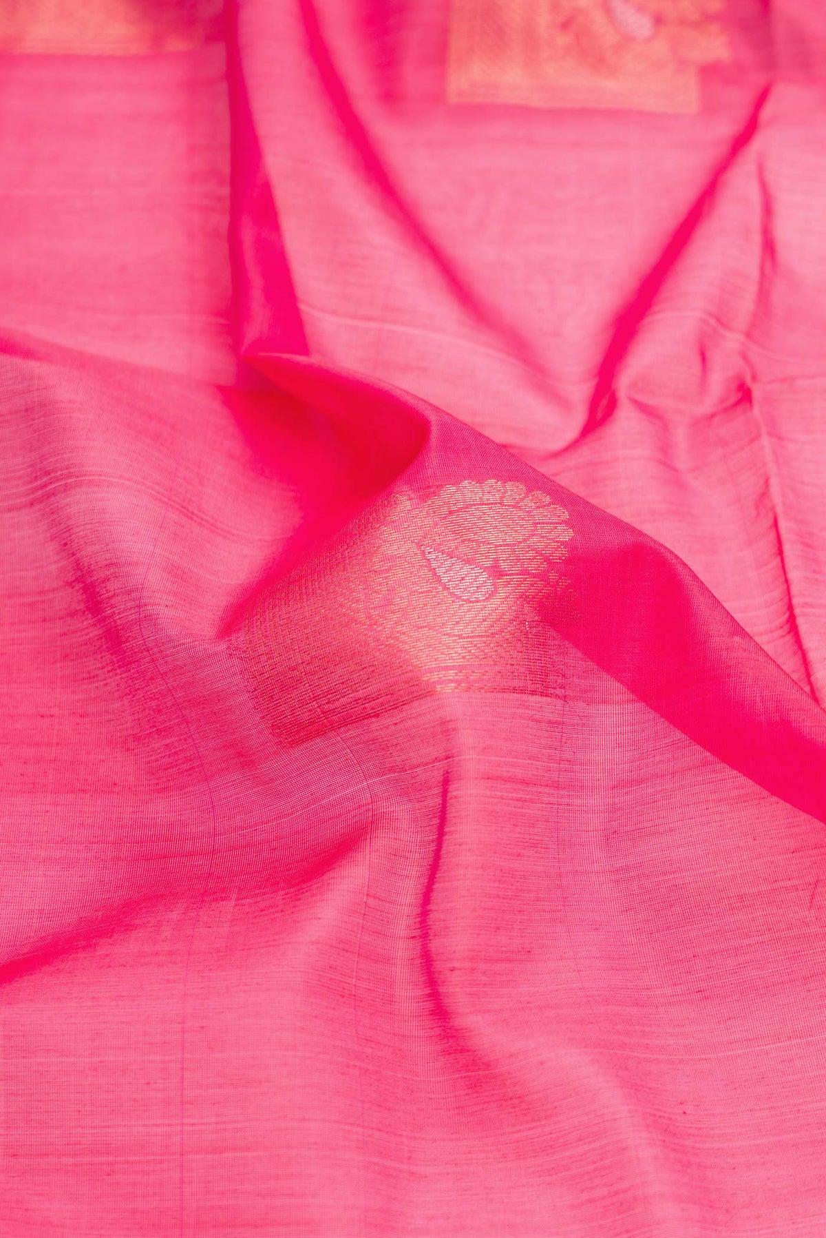 Close up of Dark Pink Dual Tone Silk Cotton Saree with Zari Butta on the body and Zari Border displaying folds