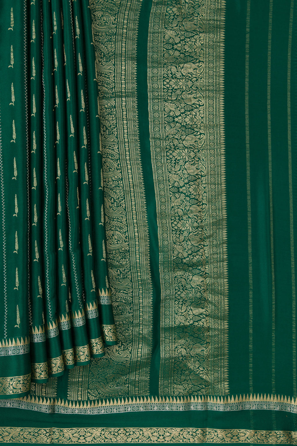 Pleats and pallu of Bottle Green Dual Tone Mysore Silk Saree with Zari Butta on the body and Zari And Thread Border. 