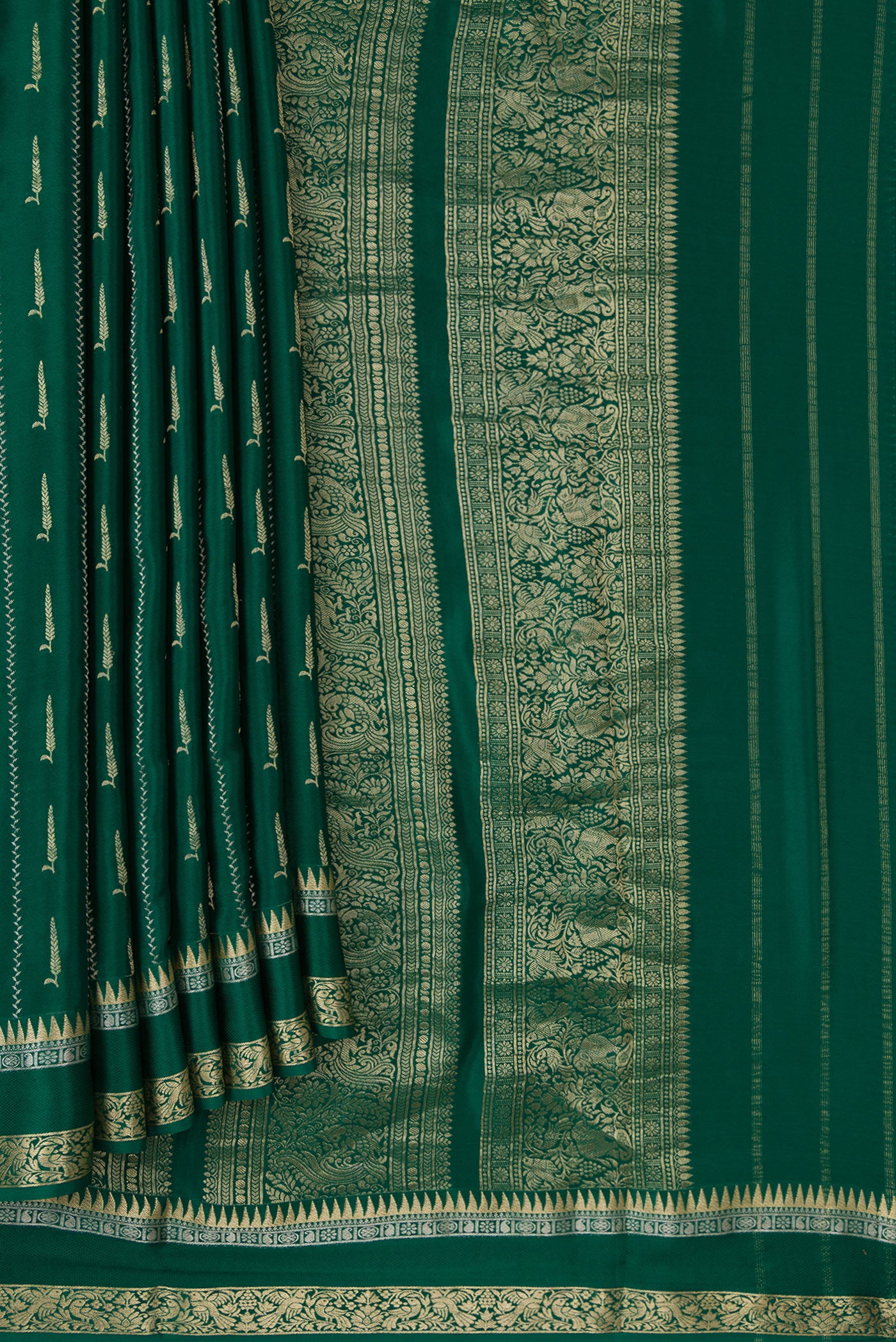 Pleats and pallu of Bottle Green Dual Tone Mysore Silk Saree with Zari Butta on the body and Zari And Thread Border. 