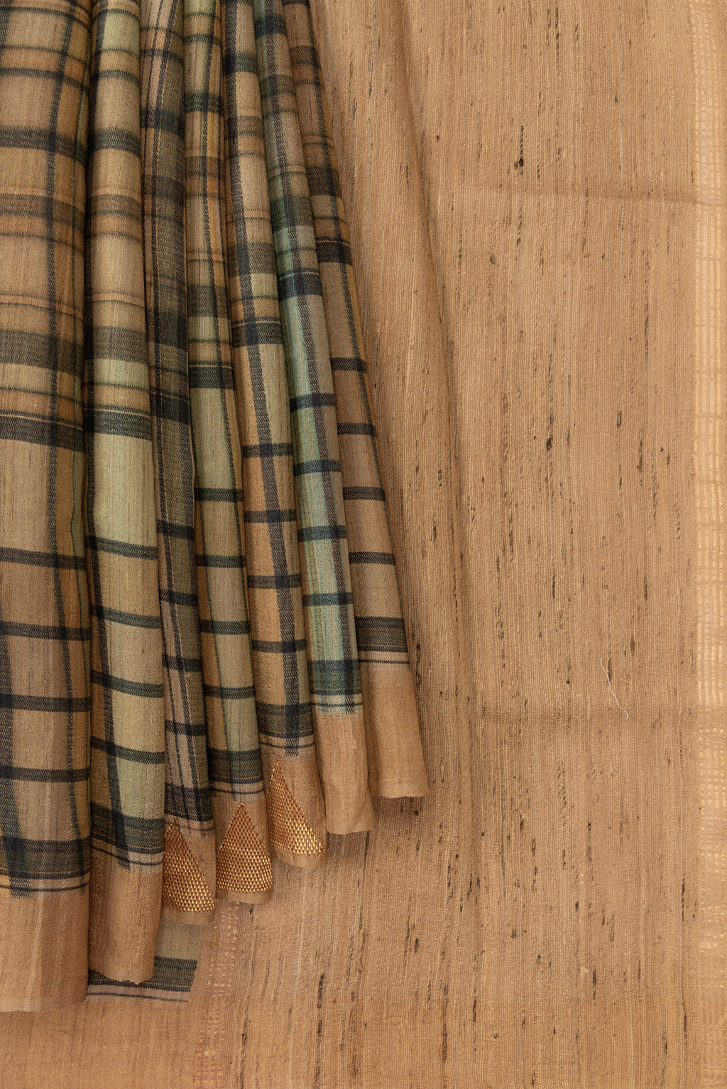 Pleats and pallu of Mehandi Green Dual Tone Tussar Saree with Printed design on the body and Zari Border. 