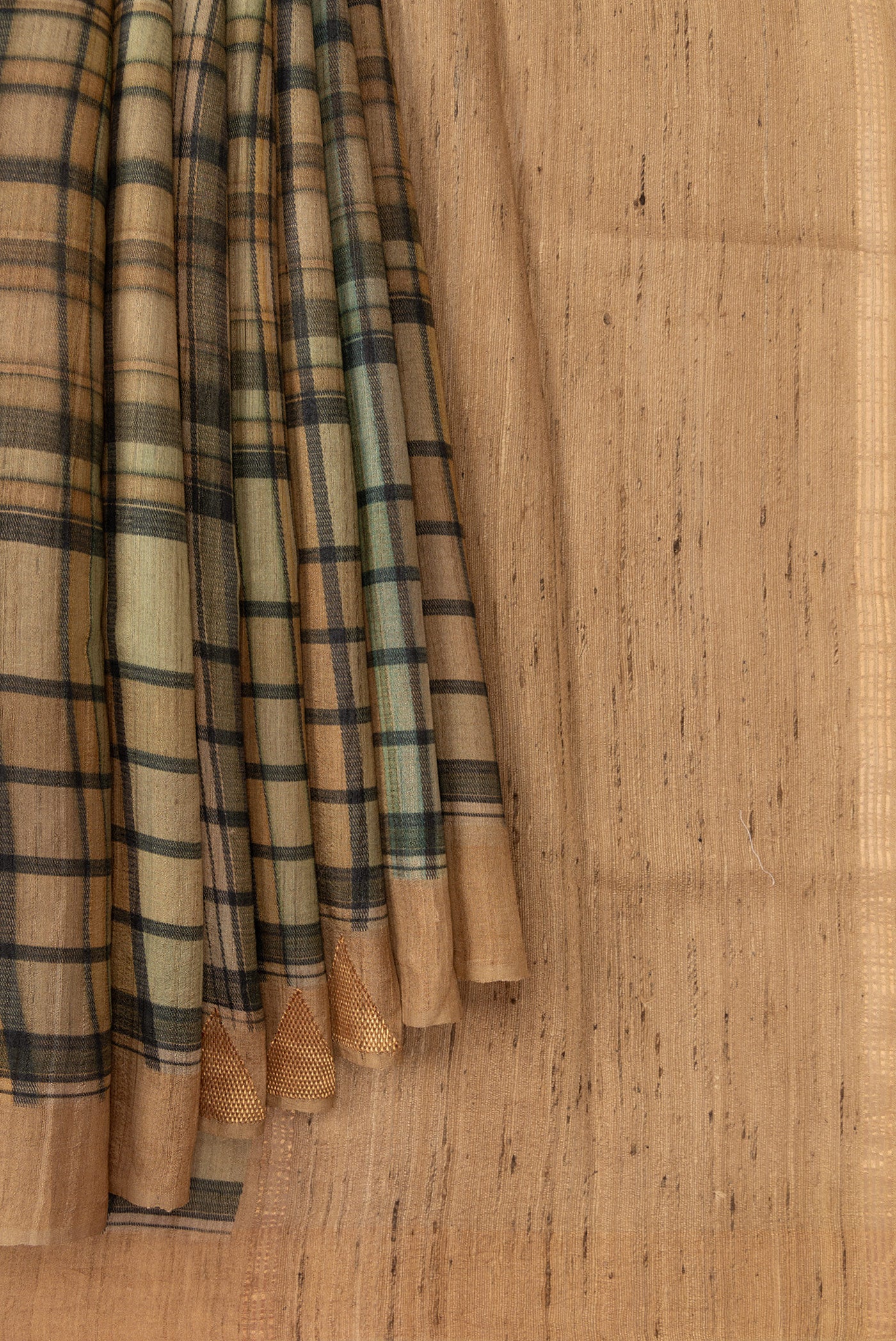 Pleats and pallu of Mehandi Green Dual Tone Tussar Saree with Printed design on the body and Zari Border. 