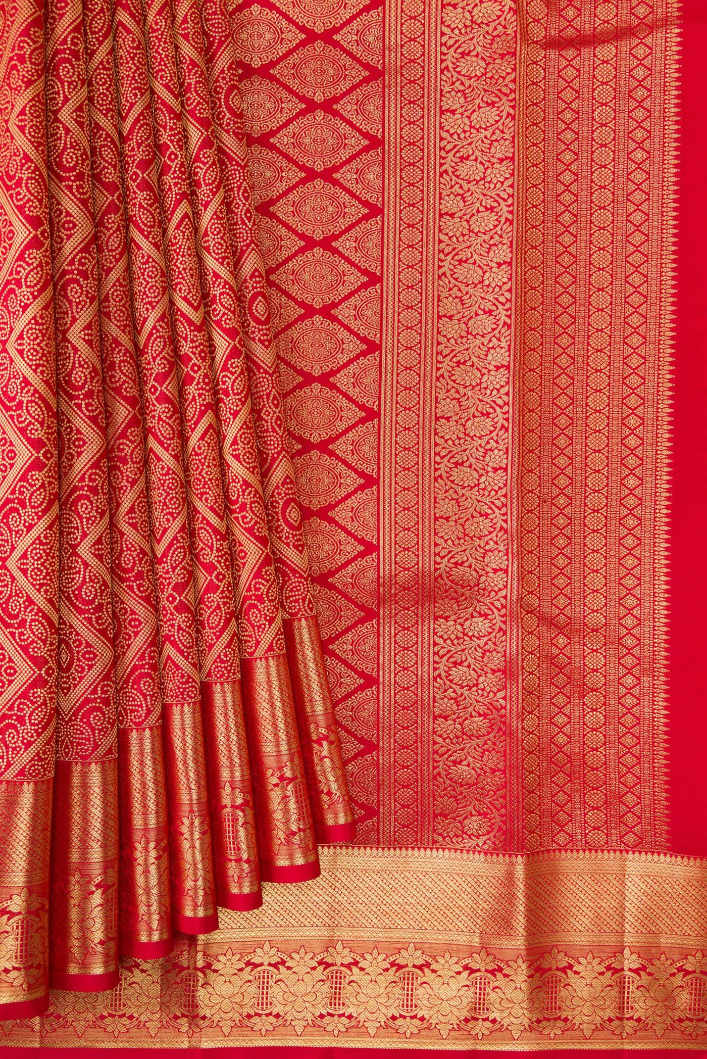 Pleats and pallu of Red Dual Tone Kanchipuram Silk Saree with Zari Brocade on the body and Zari Border. 