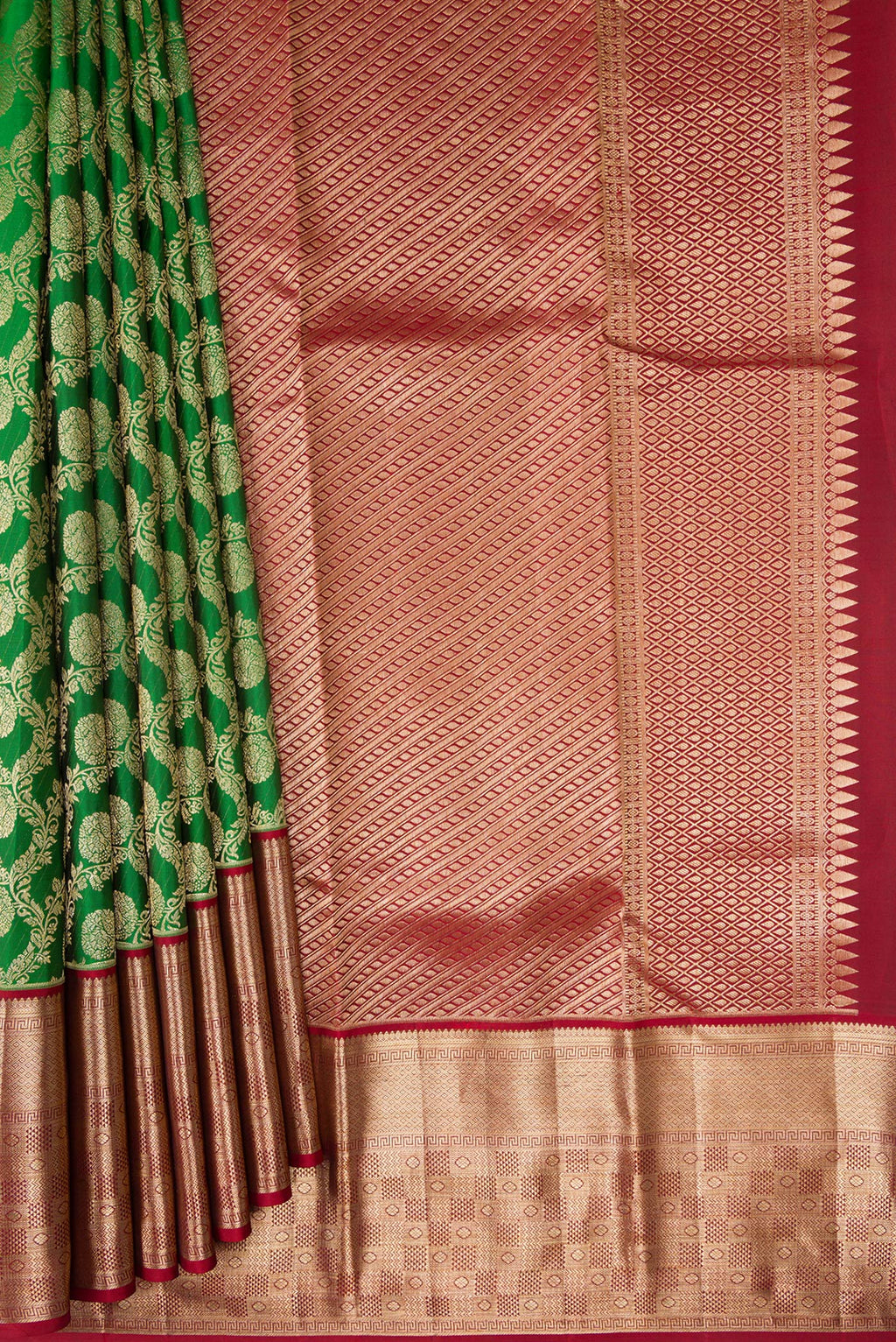 Pleats and pallu of Green Dual Tone Kanchipuram Silk Saree with Zari Brocade on the body and Zari Border. 