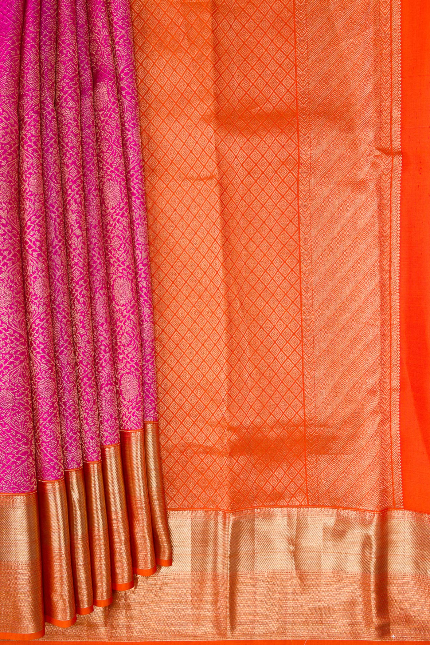 Pleats and pallu of Pink Dual Tone Kanchipuram Silk Saree with Zari Brocade on the body and Zari Border. 