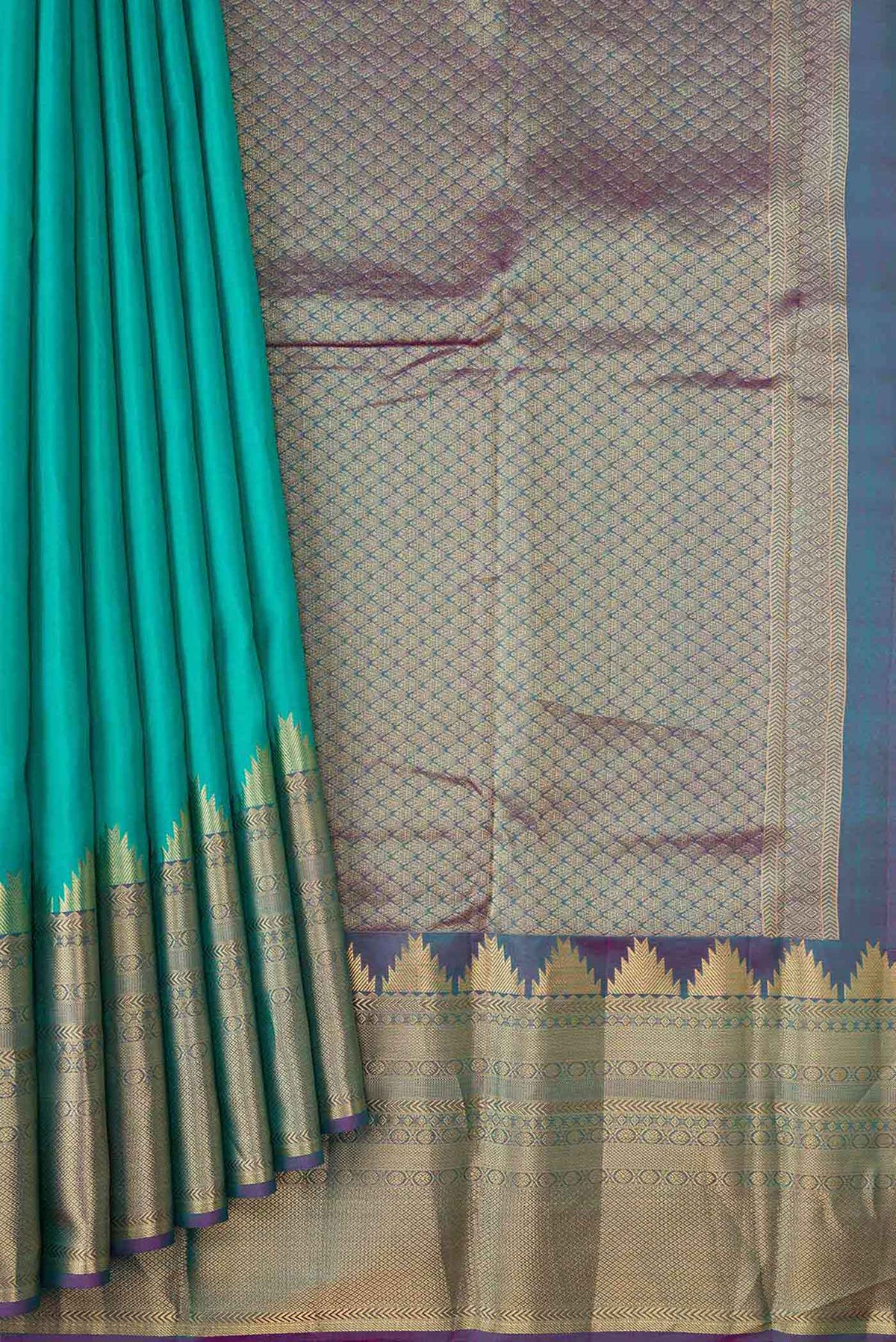 Pleats and pallu of Sea Green Dual Tone Kanchipuram Silk Saree with Plain Body and Fancy Border