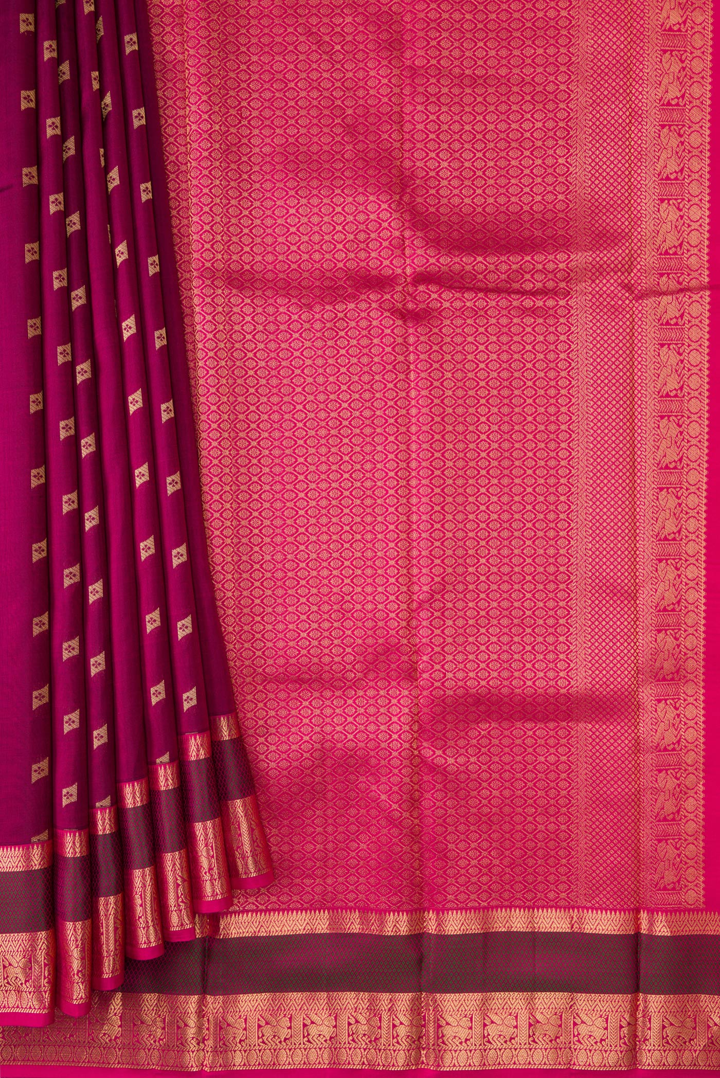 Pleats and pallu of Magenta Dual Tone Kanchipuram Silk Saree with Zari Butta on the body and Zari Border. 