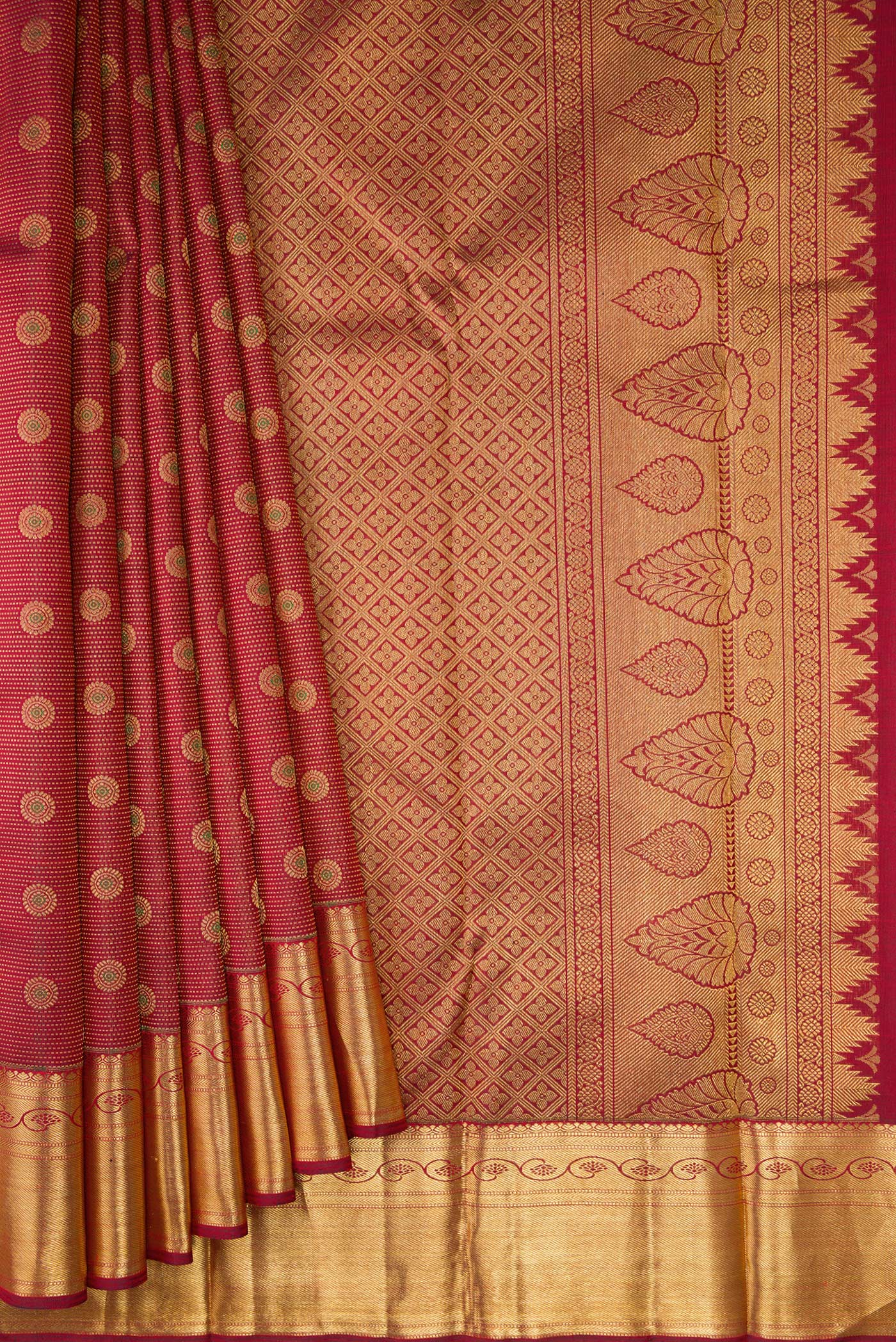 Pleats and pallu of Maroon Dual Tone Kanchipuram Silk Saree with Zari Brocade on the body and Zari Border. 