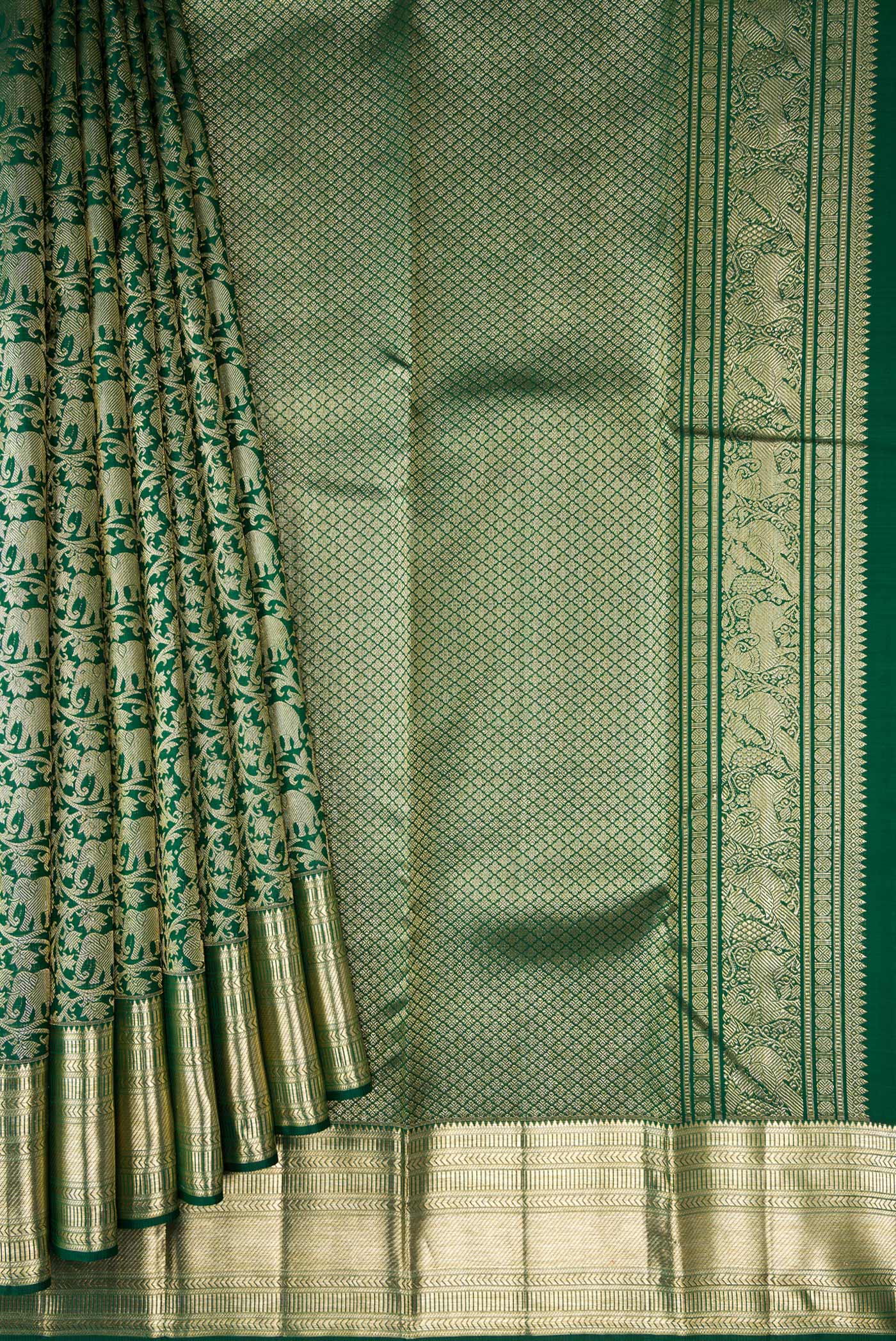 Pleats and pallu of Green Dual Tone Kanchipuram Silk Saree with Zari Brocade on the body and Zari Border. 