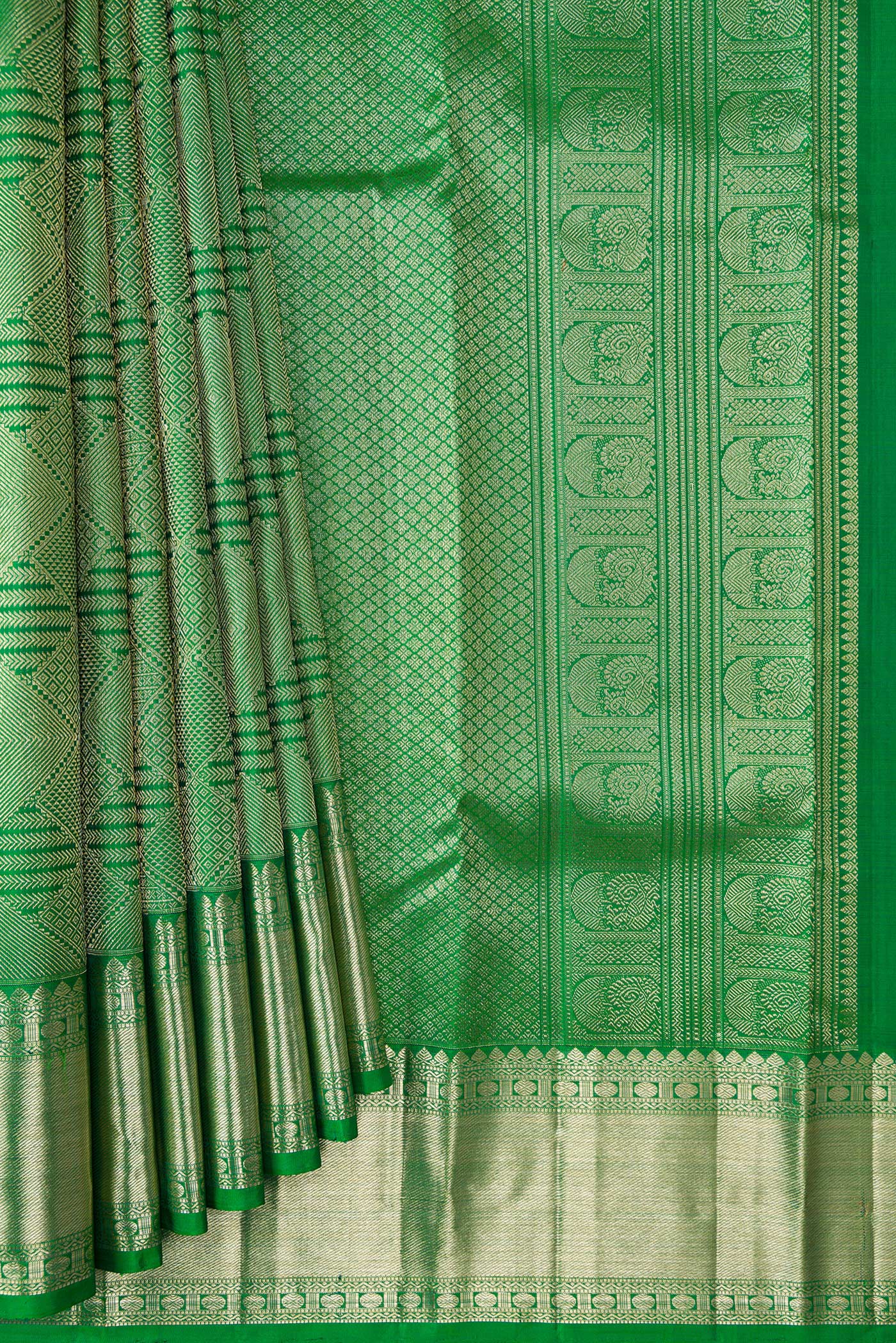 Pleats and pallu of Green Dual Tone Kanchipuram Silk Saree with Zari Brocade on the body and Zari Border. 