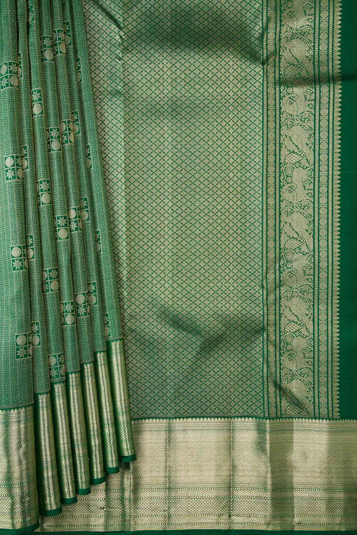 Pleats and pallu of Green Dual Tone Kanchipuram Silk Saree with Zari Brocade on the body and Zari Border