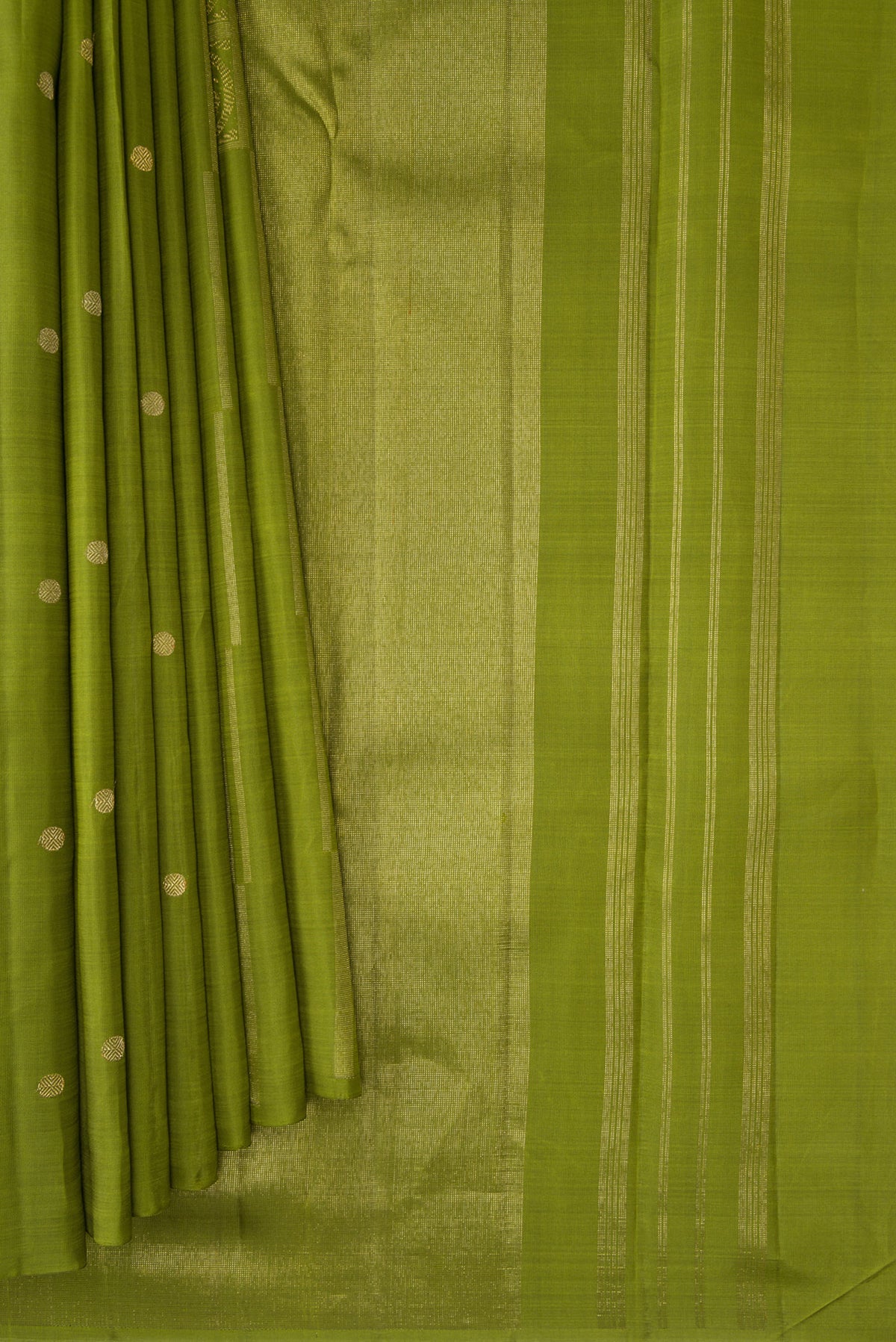Pleats and pallu of Pure Silk Pure Zari Green Dual Tone Kanjivaram Saree with Zari Butta on the body and Without Border. 