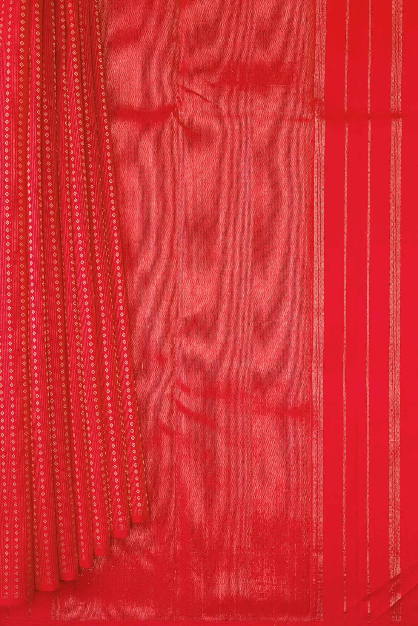 Pleats and pallu of Red Dual Tone Kanjivaram Silk Saree with Stripes on the body and Without Border. 