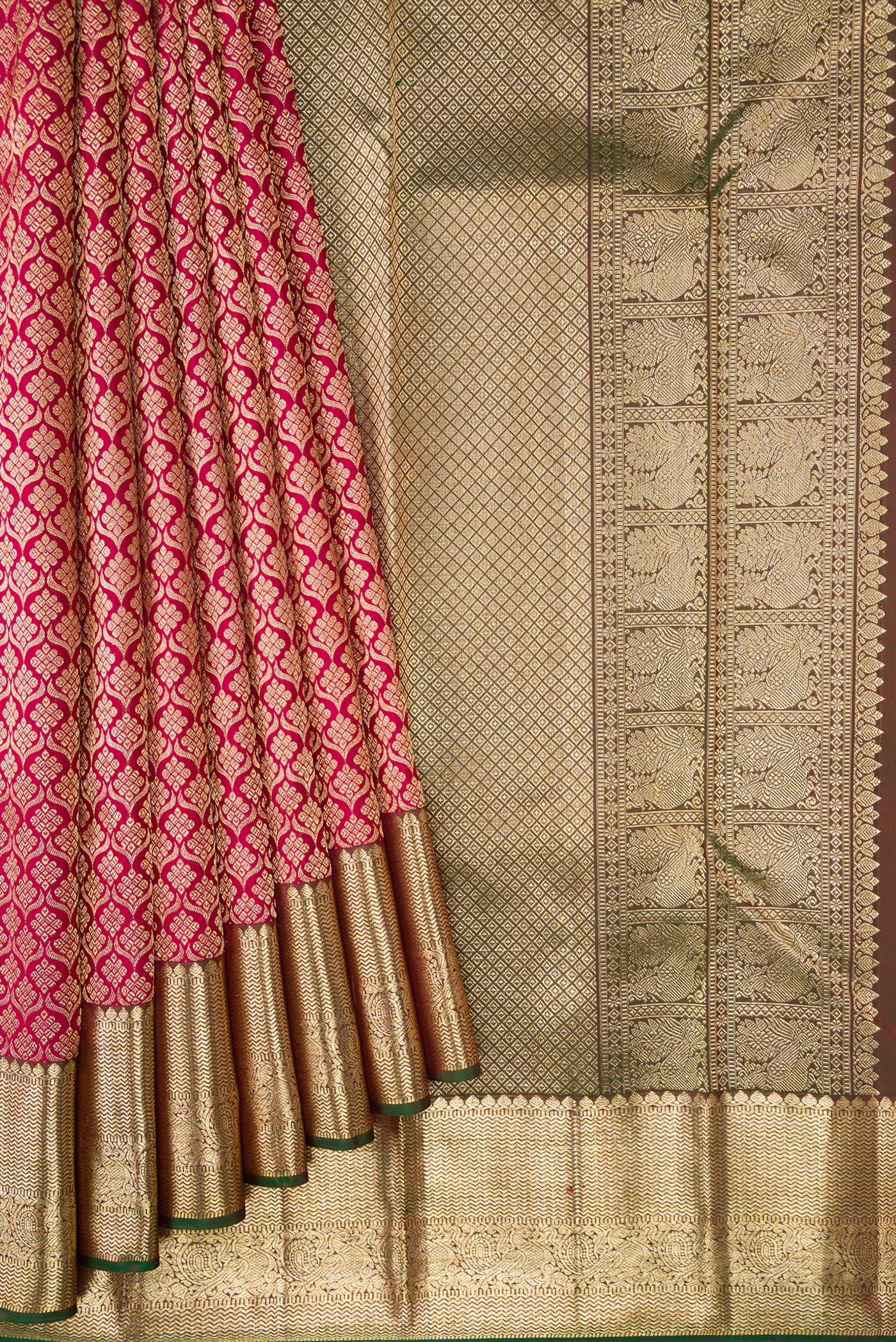 Pleats and pallu of Magenta Dual Tone Kanjivaram Silk Saree with Zari Brocade on the body and Zari Border. 