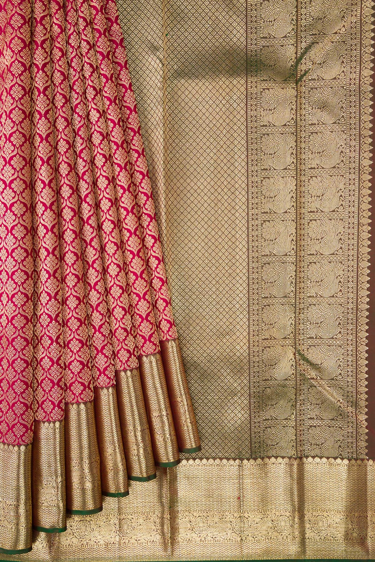 Pleats and pallu of Magenta Dual Tone Kanjivaram Silk Saree with Zari Brocade on the body and Zari Border. 