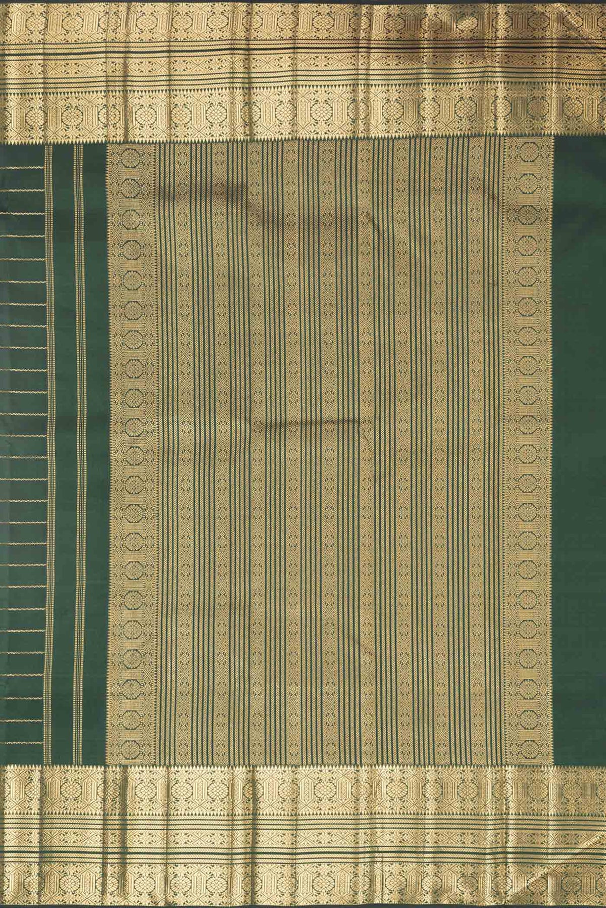 Close up image of the pallu of Green Dual Tone Kanchipuram Saree with Veldhari on the body and Zari Border