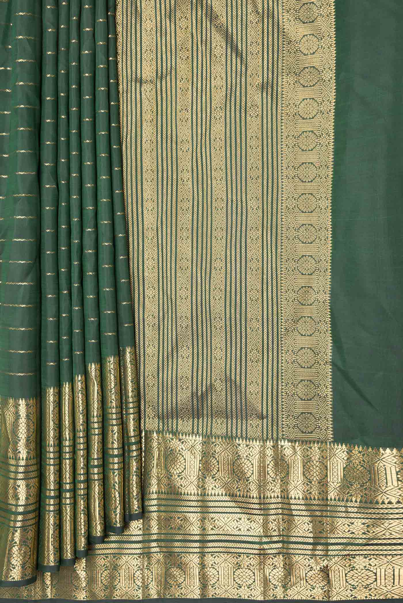Pleats and pallu of Green Dual Tone Kanchipuram Saree with Veldhari on the body and Zari Border