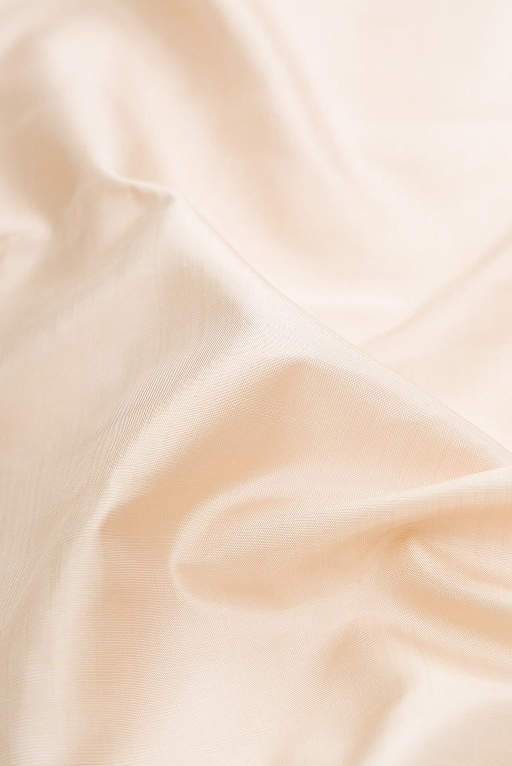 Close up of Pure Silk Pure Zari Off White Dual Tone Kanchipuram Saree with Plain Body and Zari Border displaying folds