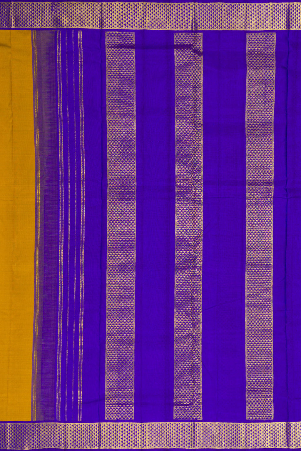 Close up image of the pallu of Mehandi Green Dual Tone Kanjivaram Silk Nine Yards Saree with Plain Body and Zari Border. 