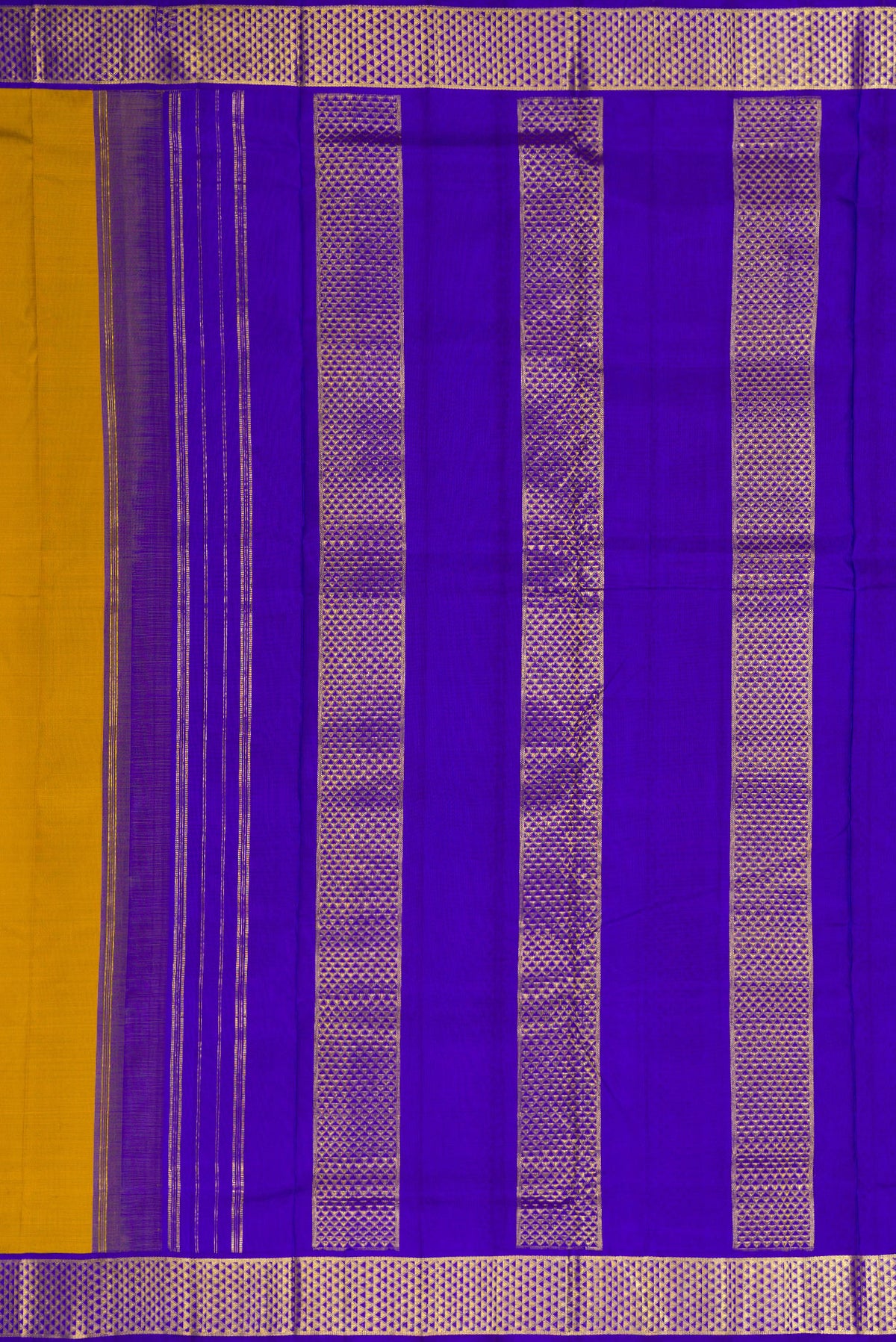 Close up image of the pallu of Mehandi Green Dual Tone Kanjivaram Silk Nine Yards Saree with Plain Body and Zari Border. 