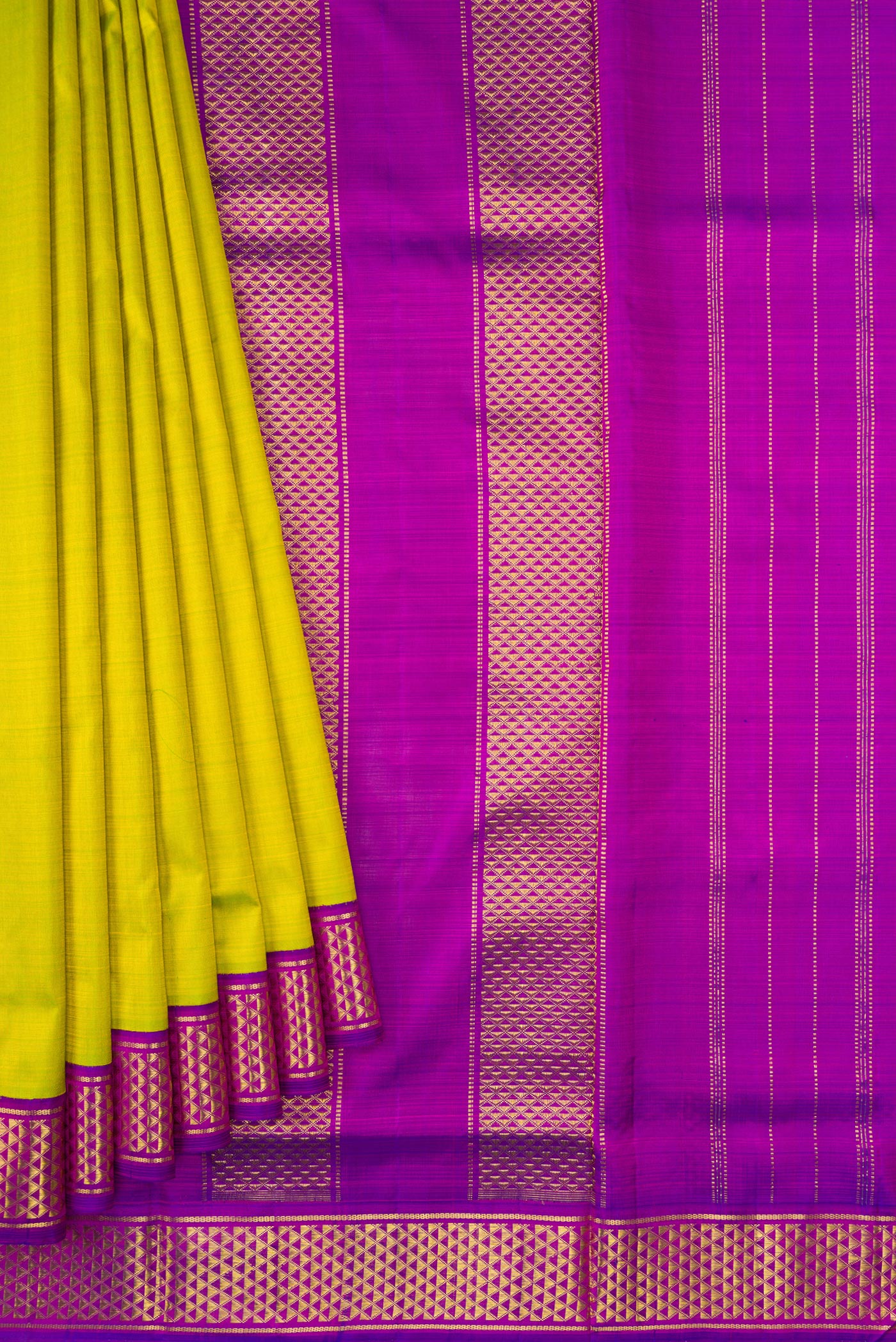Pleats and pallu of Pure Silk Pure Zari Parrot Green Dual Tone Kanjivaram Nine Yards Saree with Plain Body and Zari Border. 