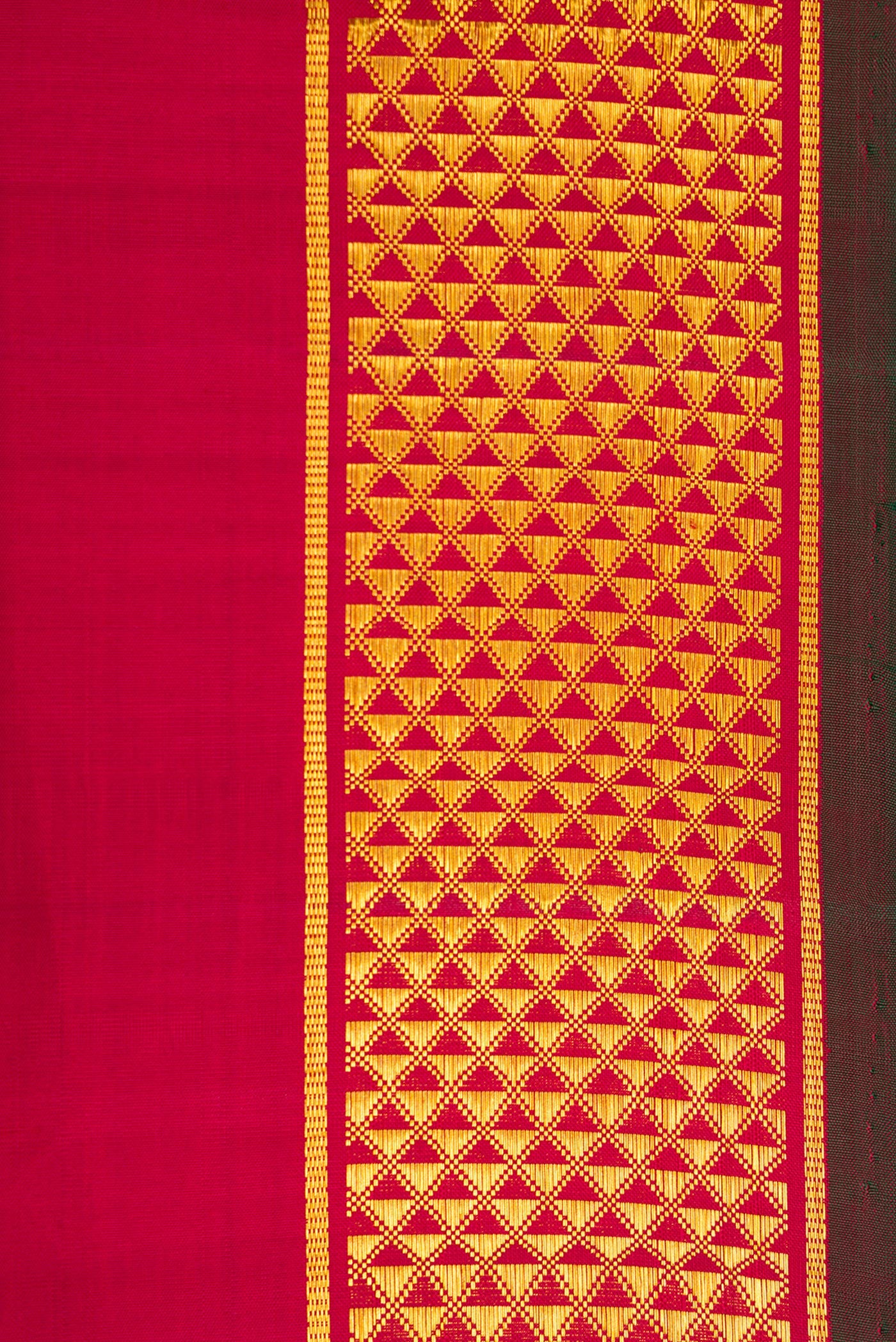 Border image of Maroon Dual Tone Kanjivaram Silk Nine Yards Saree with Plain Body and Zari Border. 