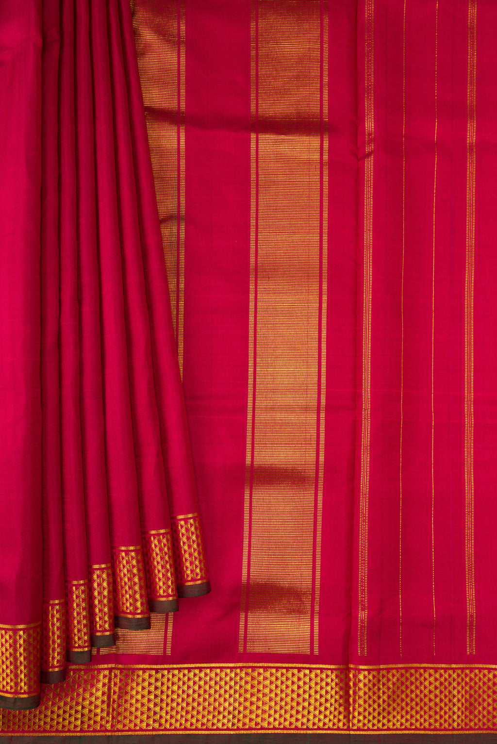 Pleats and pallu of Maroon Dual Tone Kanjivaram Silk Nine Yards Saree with Plain Body and Zari Border. 