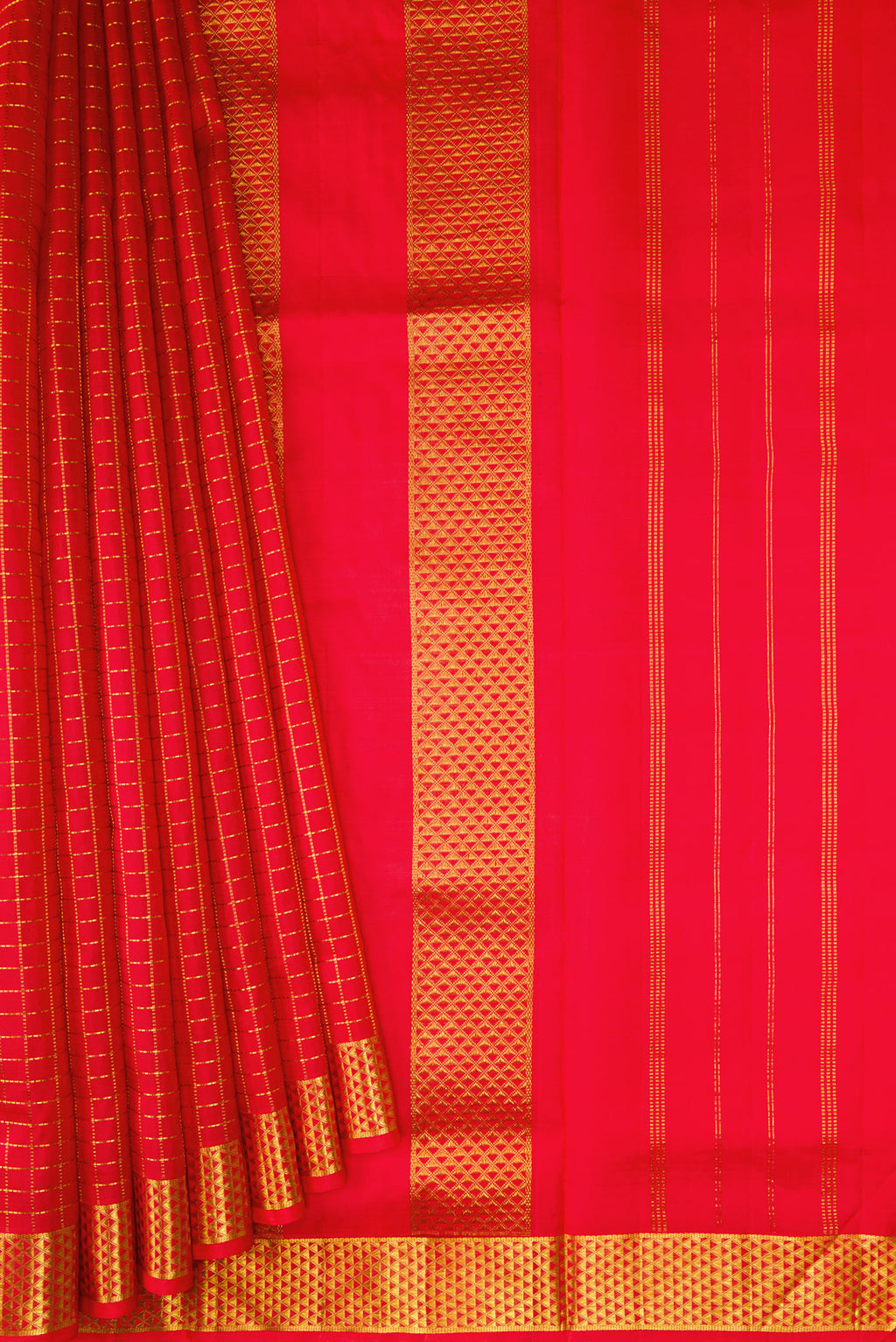 Pleats and pallu of Pure Silk Pure Zari Red Dual Tone Kanjivaram Nine Yards Saree with Checked design on the body and Zari Border. 