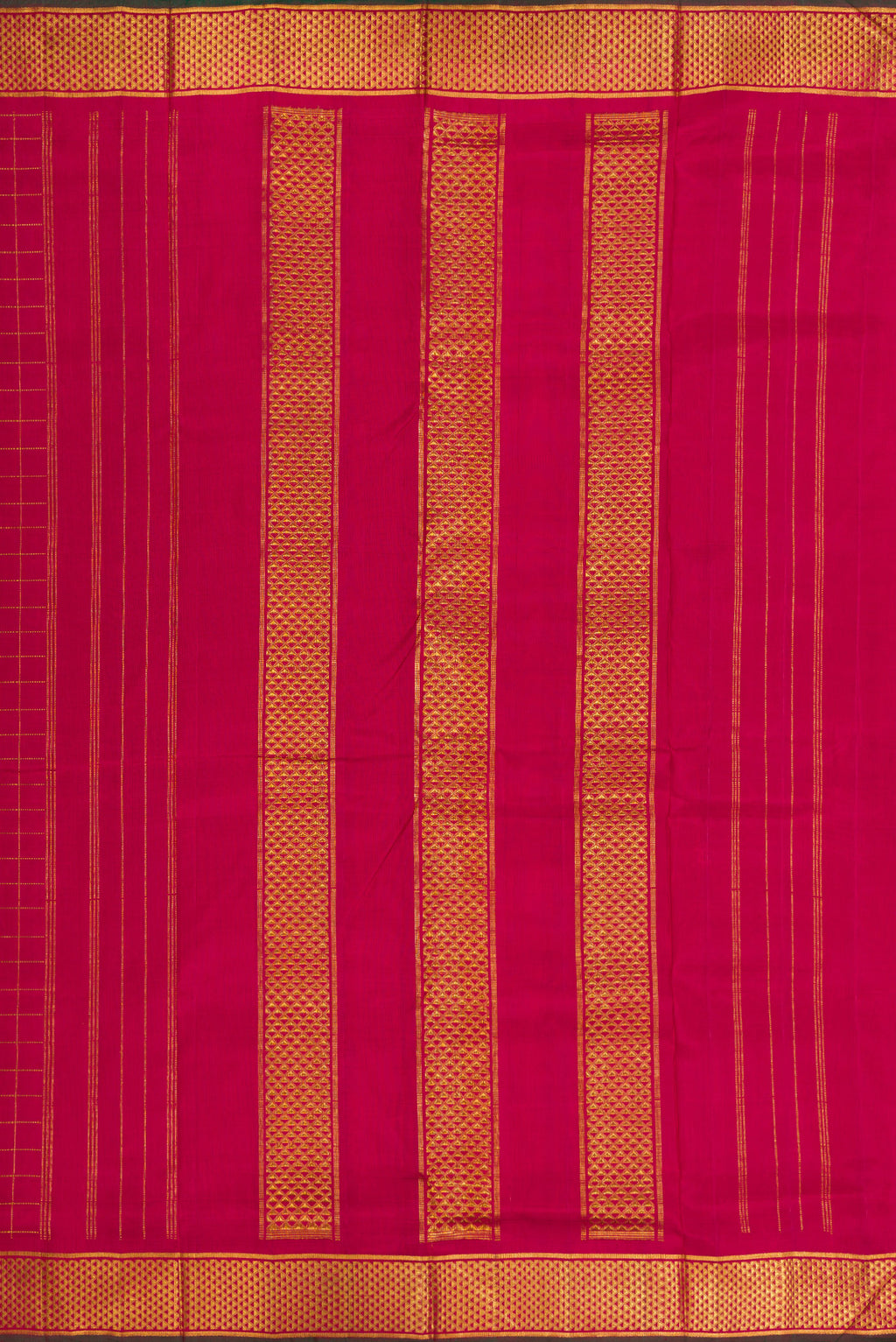 Close up image of the pallu of Red Dual Tone Kanjivaram Silk Nine Yards Saree with Checked design on the body and Zari Border. 