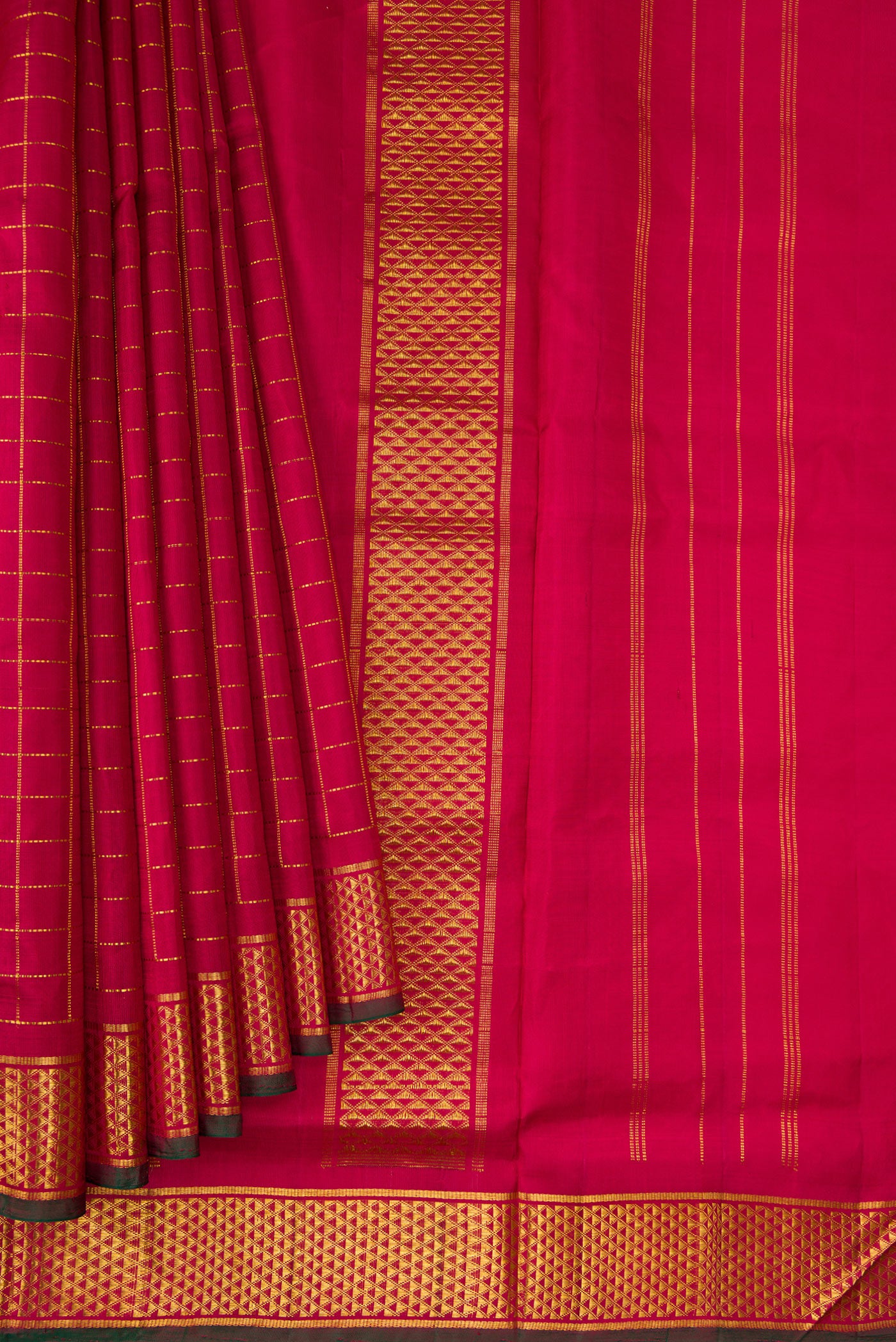 Pleats and pallu of Red Dual Tone Kanjivaram Silk Nine Yards Saree with Checked design on the body and Zari Border. 