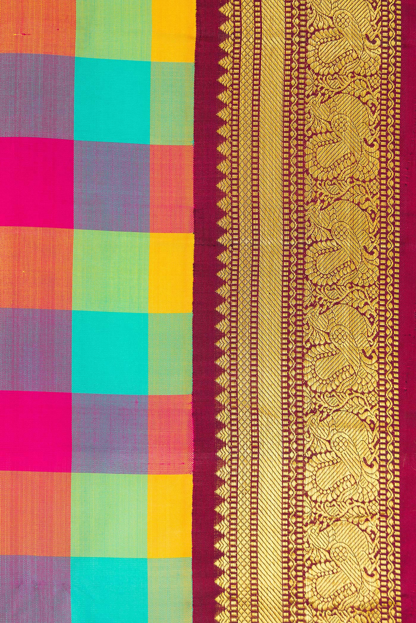 Border image of Pure Silk Pure Zari Sea Green , Yellow and Dark PInk Color Kanchipuram Nine Yards Saree with Checked design on the body and Zari Border. 