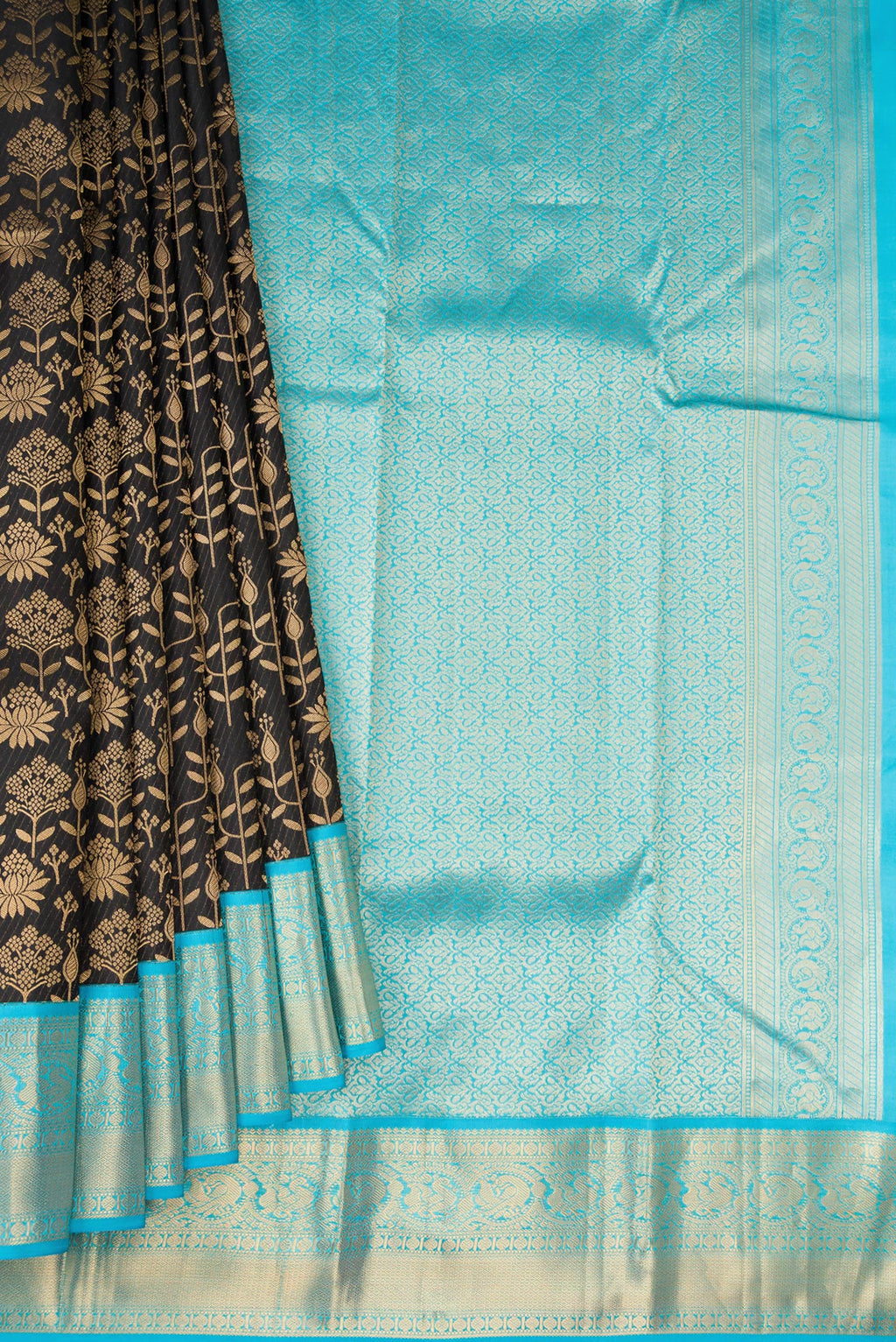 Pleats and pallu of Violet Dual Tone Kanchipuram Silk Saree with Zari Brocade on the body and Zari Border. 
