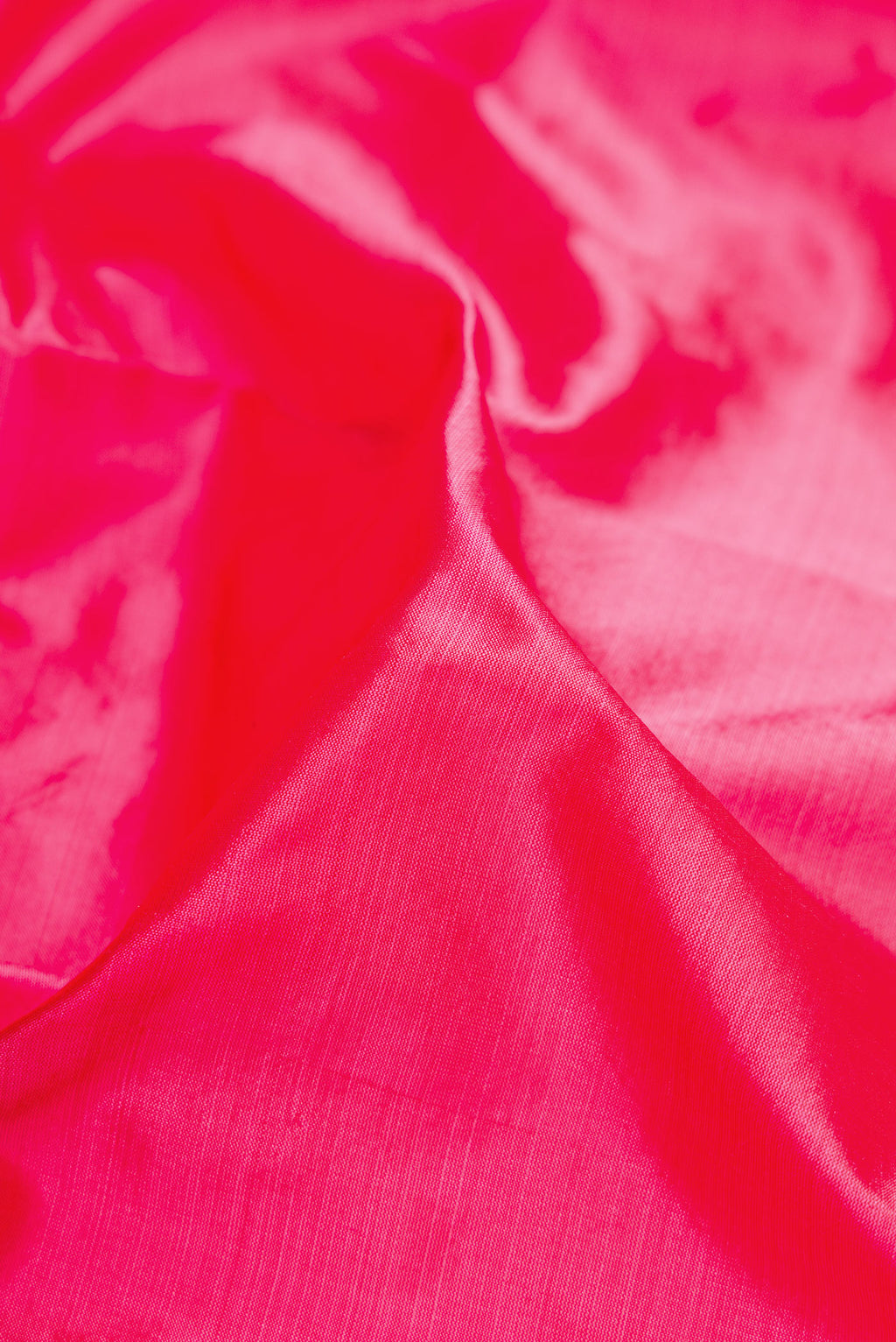 Close up of Pink Dual Tone Kanchipuram Silk Saree with Plain Body and Thread Border.  displaying folds