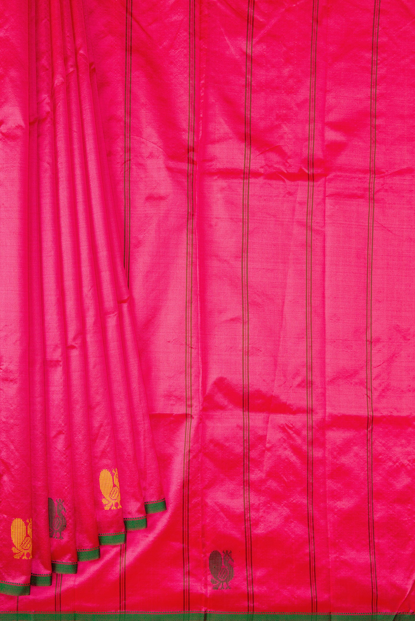 Pleats and pallu of Pink Dual Tone Kanchipuram Silk Saree with Plain Body and Thread Border. 