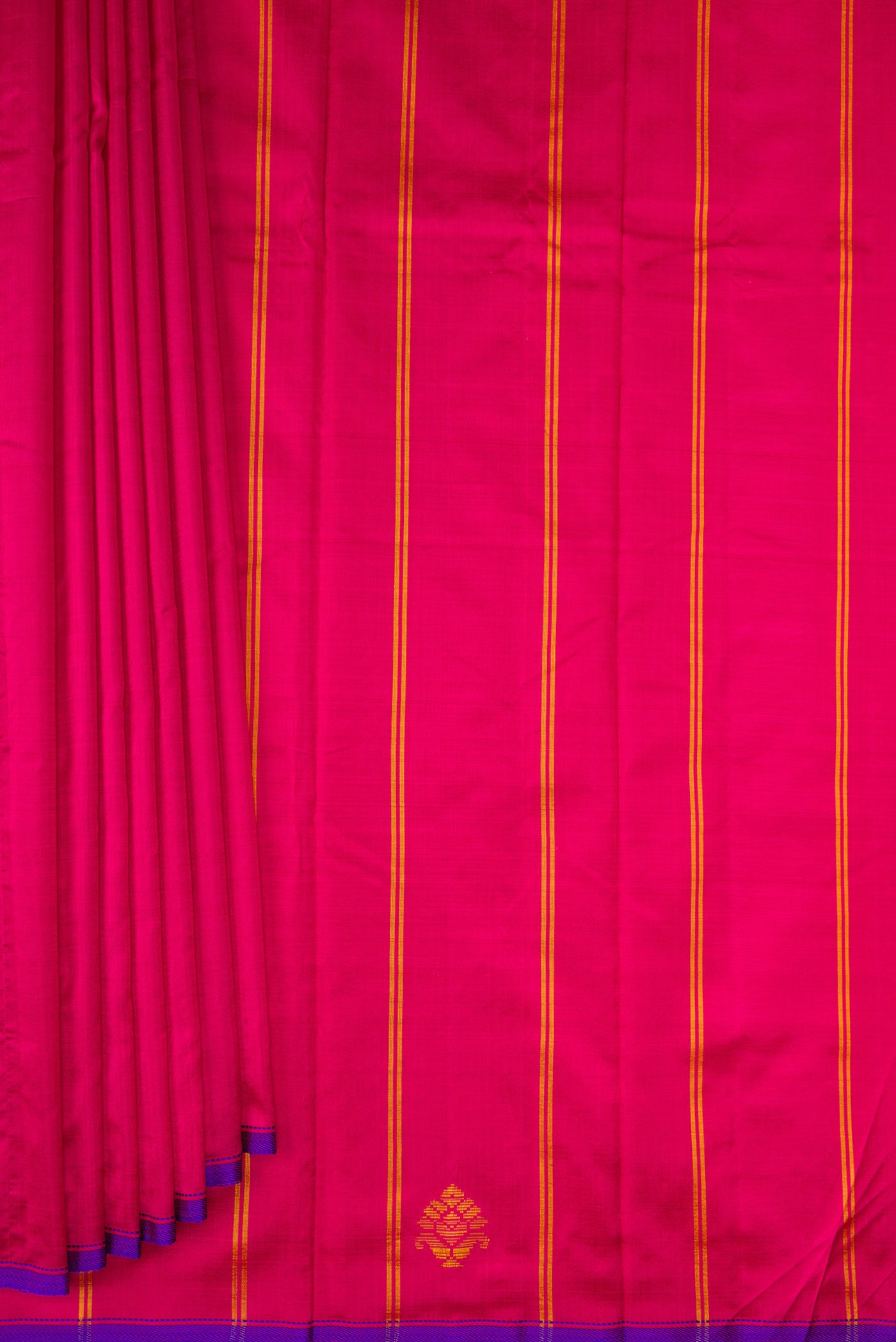 Pleats and pallu of Dark Pink Kanchipuram Silk Saree with Plain Body and Thread Border. 
