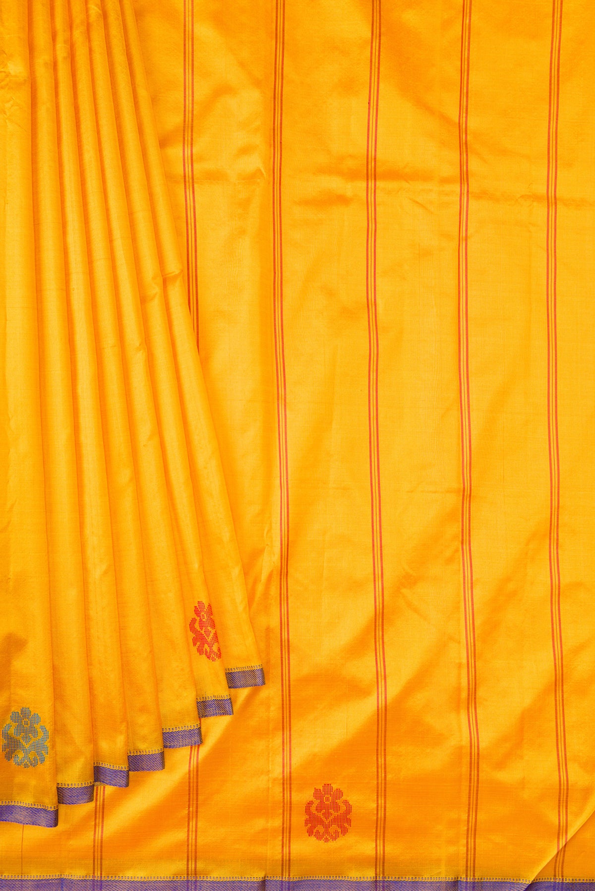 Pleats and pallu of Yellow Dual Tone Kanchipuram Silk Saree with Plain Body and Thread Border. 