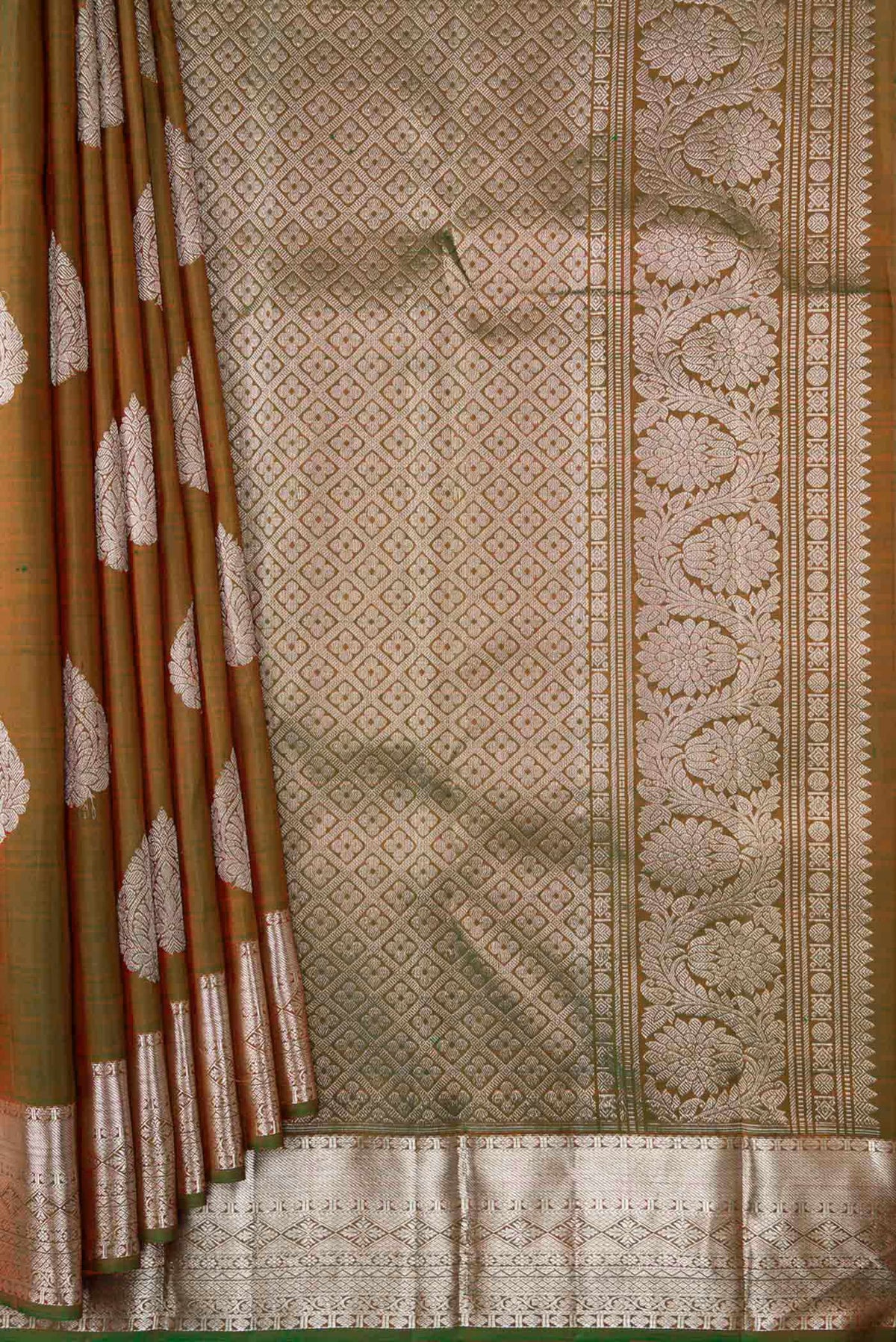 Pleats and pallu of Green Dual Tone Kanchipuram Silk Saree with Zari Butta on the body and Zari Border