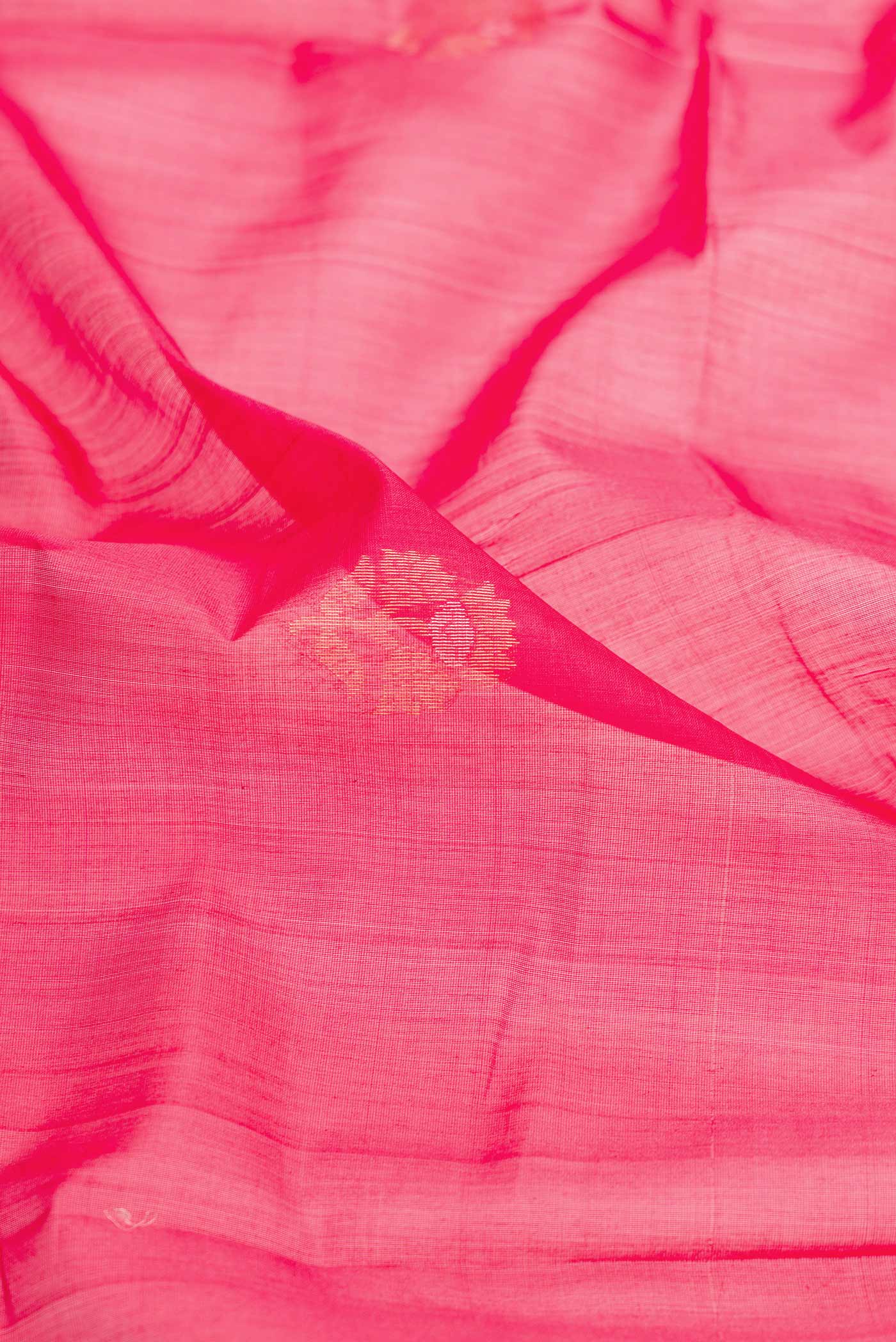 Close up of Dark Pink Dual Tone Silk Cotton Saree with Zari Butta on the body and Zari Border displaying folds
