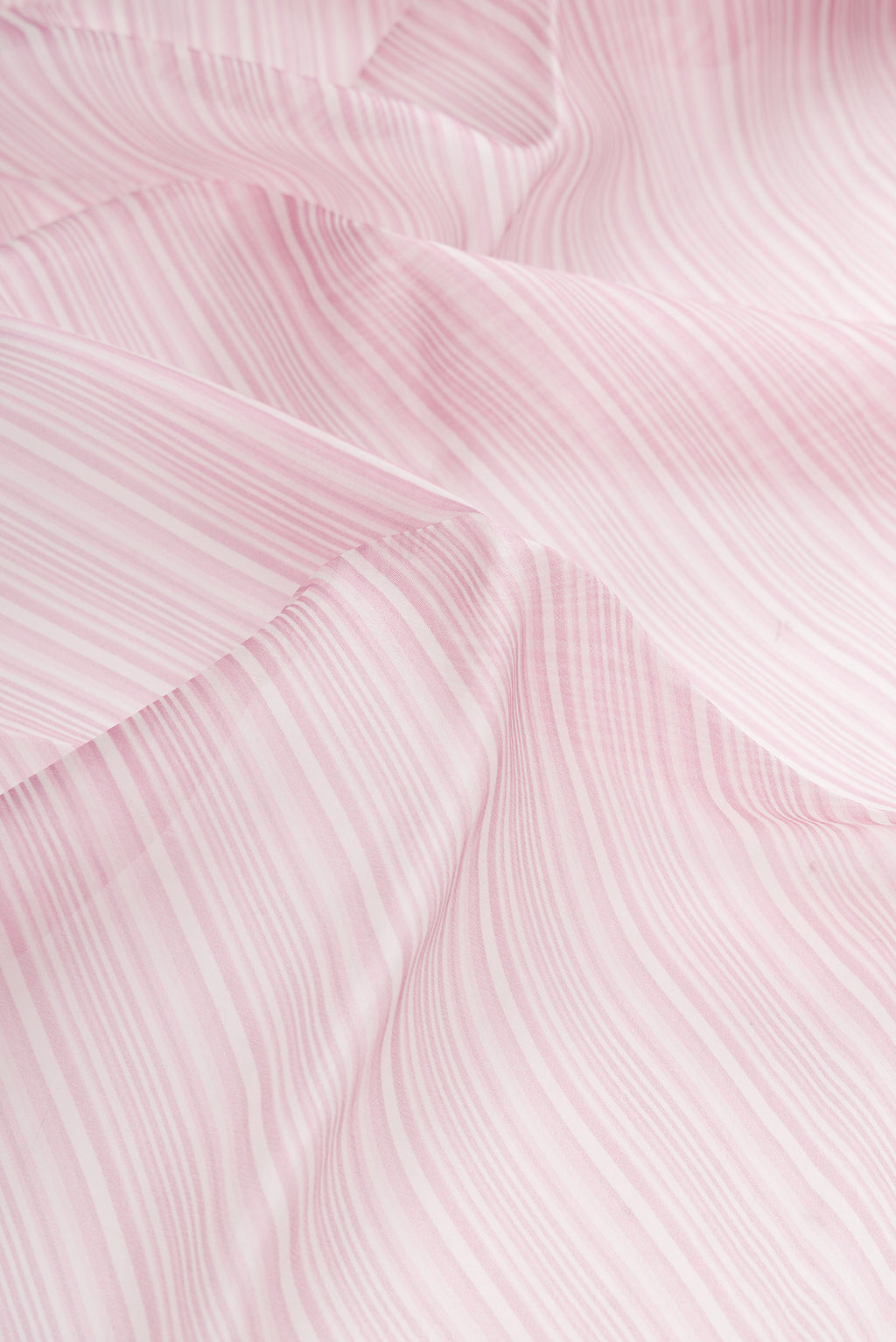 Close up of Lavender Dual Tone Organza Silk Saree with Printed design on the body and Embroidery Border.  displaying folds