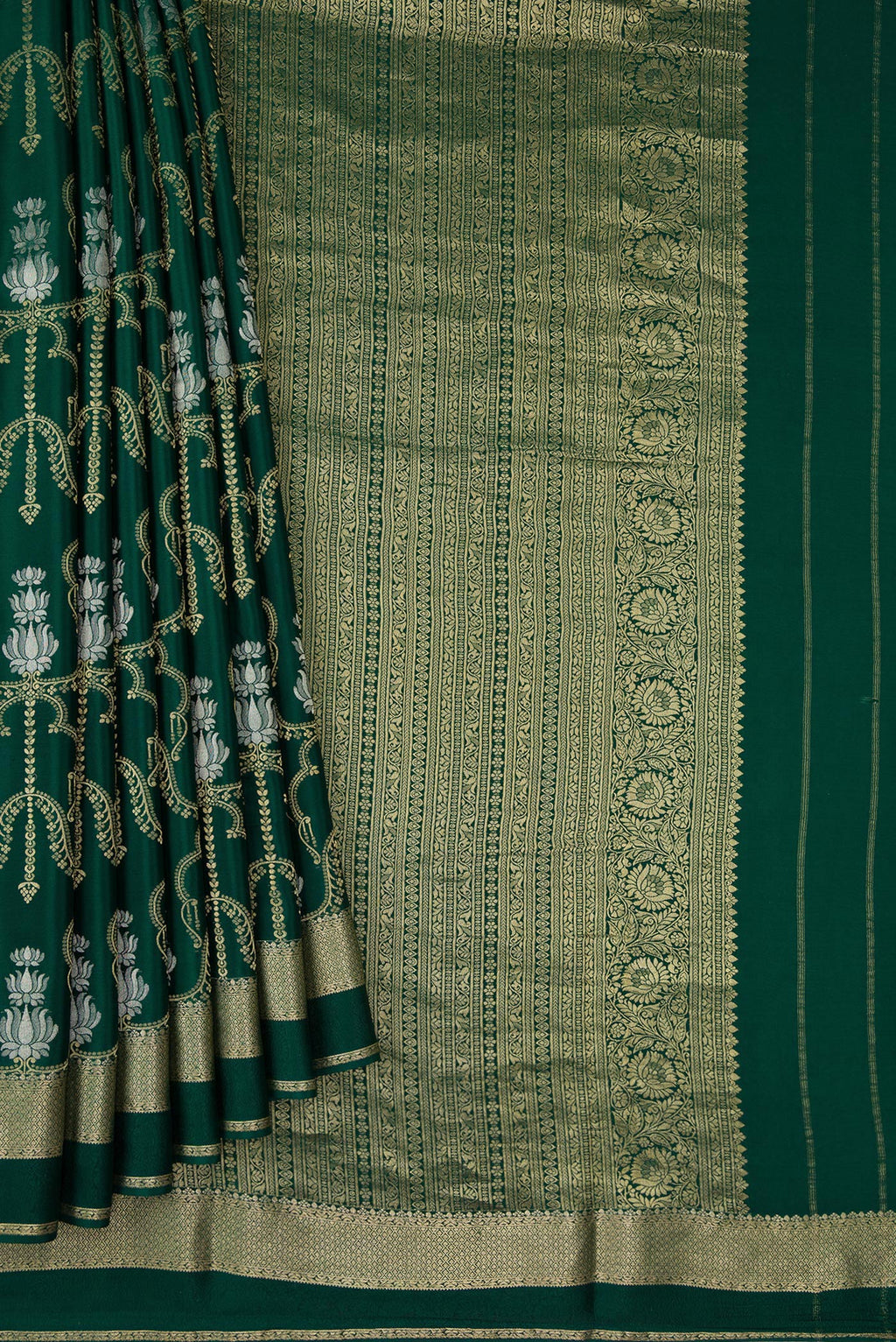 Pleats and pallu of Bottle Green Dual Tone Banarasi Georgette Saree with Zari Brocade on the body and Zari Border. 