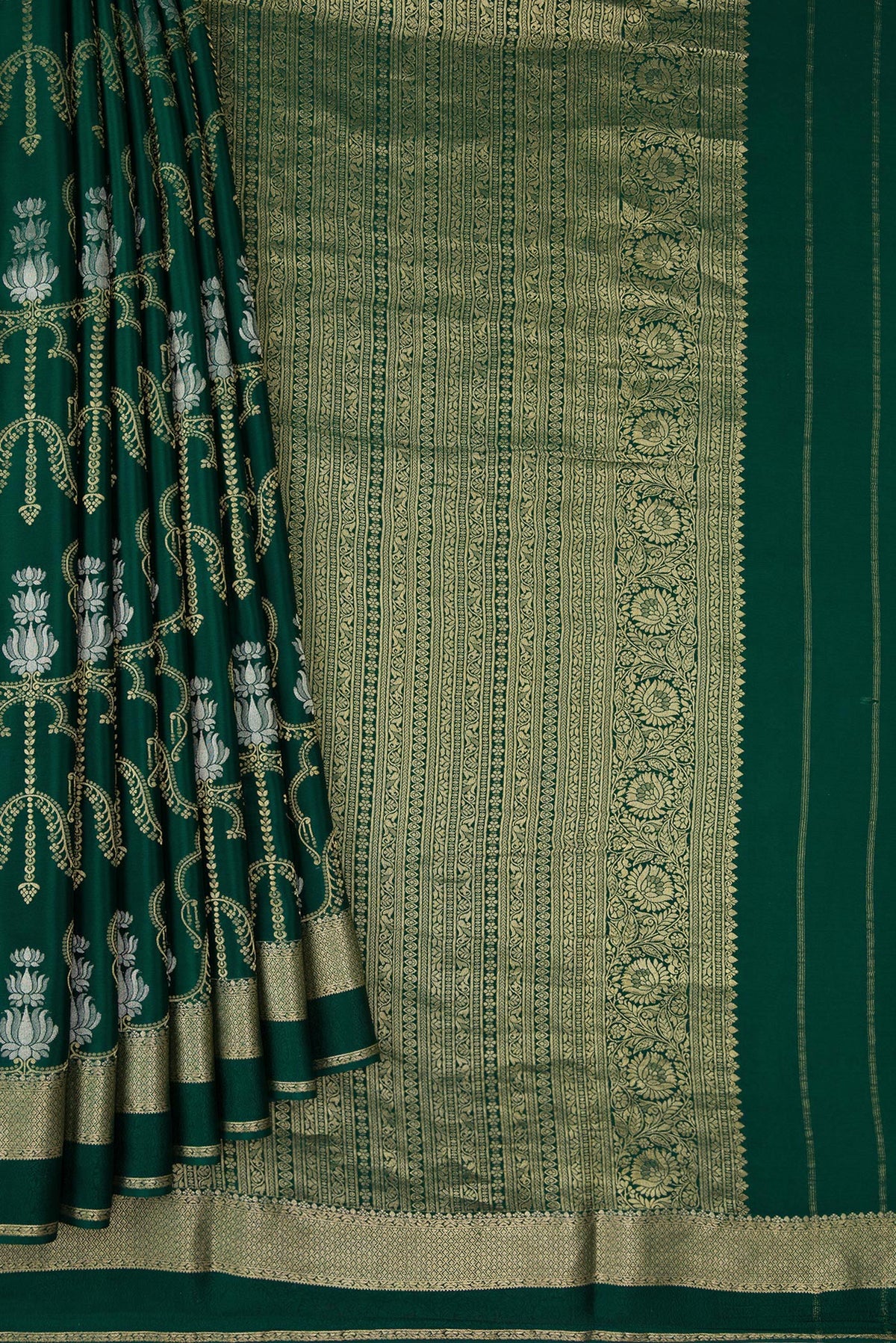 Pleats and pallu of Bottle Green Dual Tone Banarasi Georgette Saree with Zari Brocade on the body and Zari Border. 