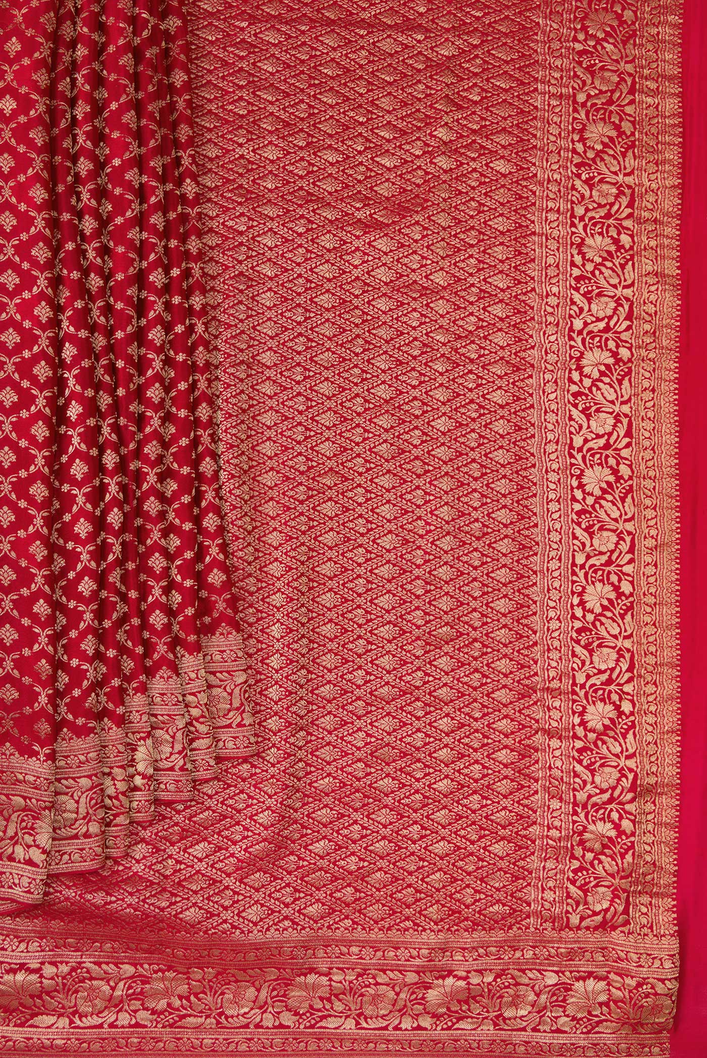 Pleats and pallu of Maroon Dual Tone Georgette Saree with Zari Brocade on the body and Zari Border. 
