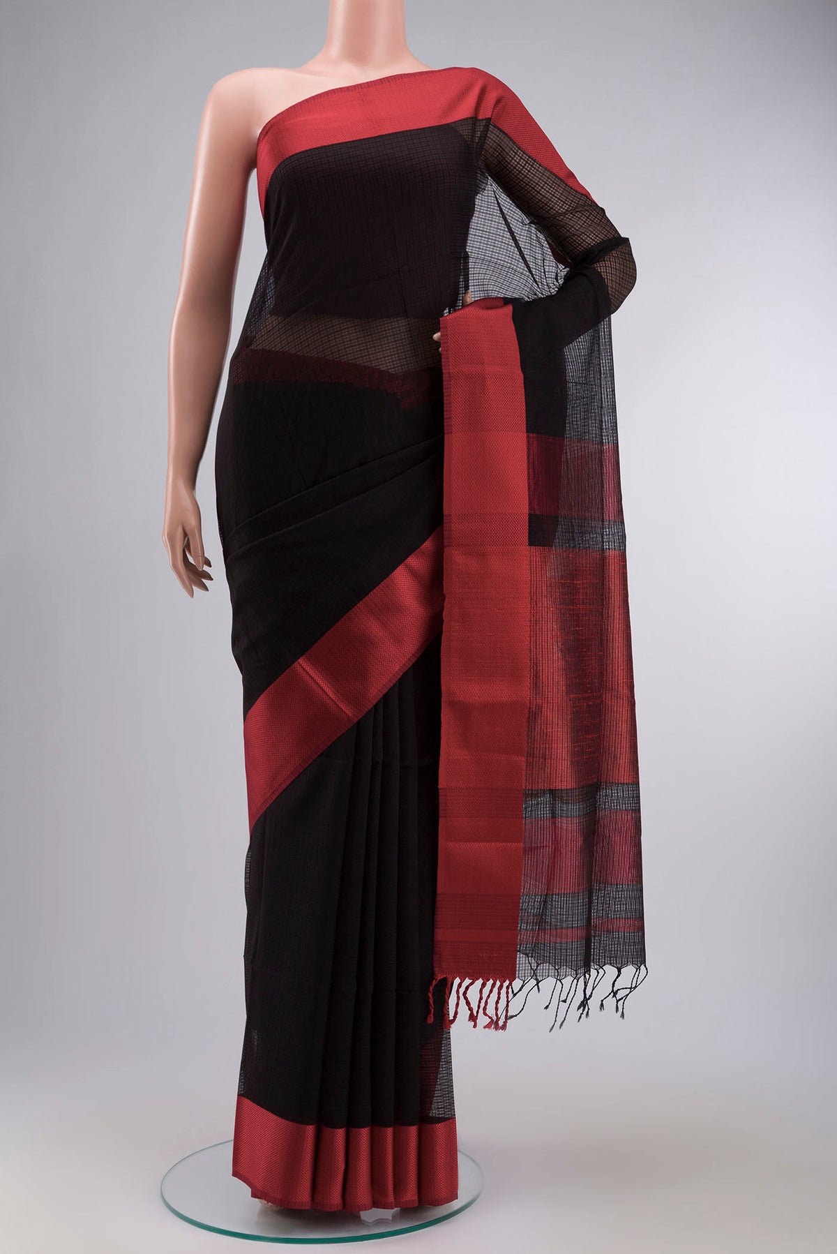 Black Maheshwari Silk Cotton Saree with Plain Body and Thread Border displayed on a mannequin