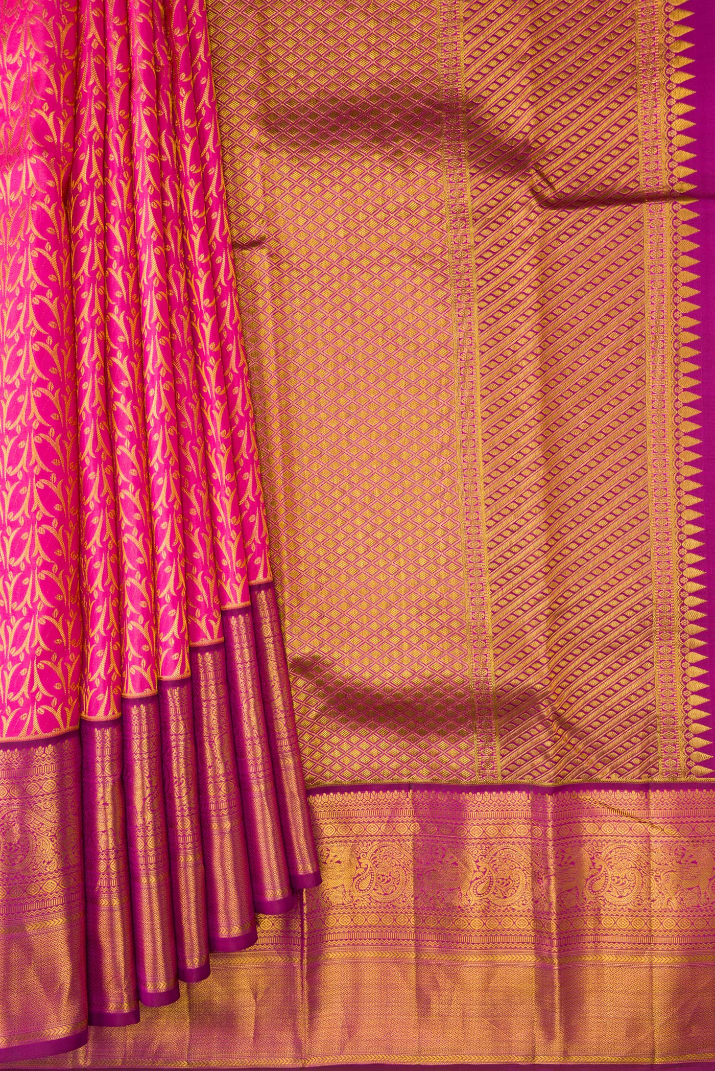 Pleats and pallu of Pink Dual Tone Kanchipuram Silk Saree with Zari Brocade on the body and Zari Border. 