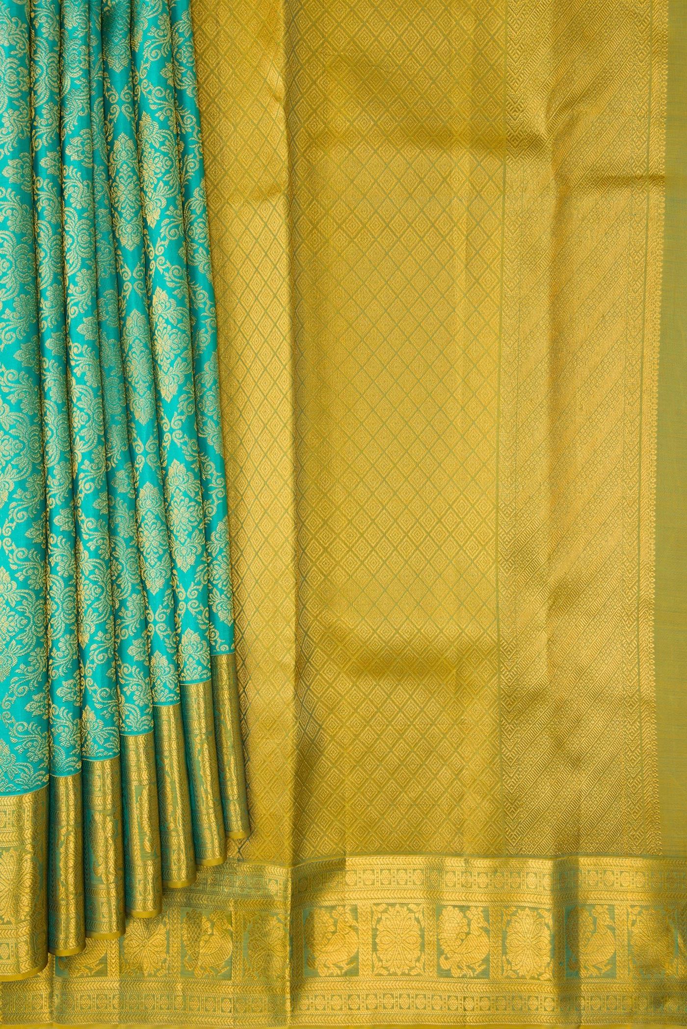 Pleats and pallu of Sea Green Dual Tone Kanchipuram Silk Saree with Zari Brocade on the body and Zari Border. 