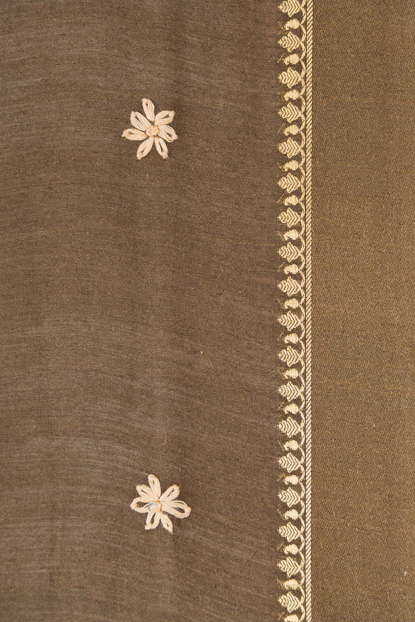 Border image of Mehandi Green Dual Tone Tussar Silk Saree with Embroidery on the body and Thin Zari Line. 